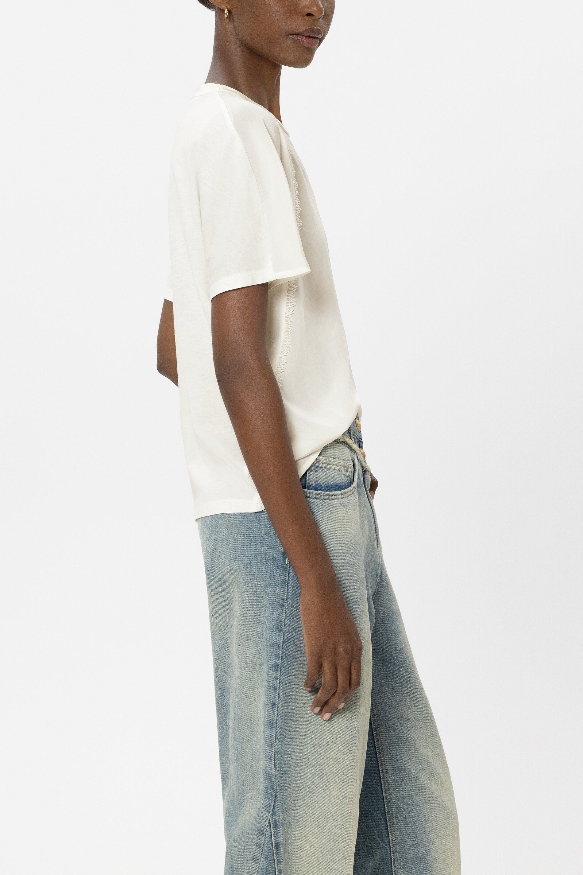 T-Shirt mit Rück-Patch - off white - Standard | Model Seite