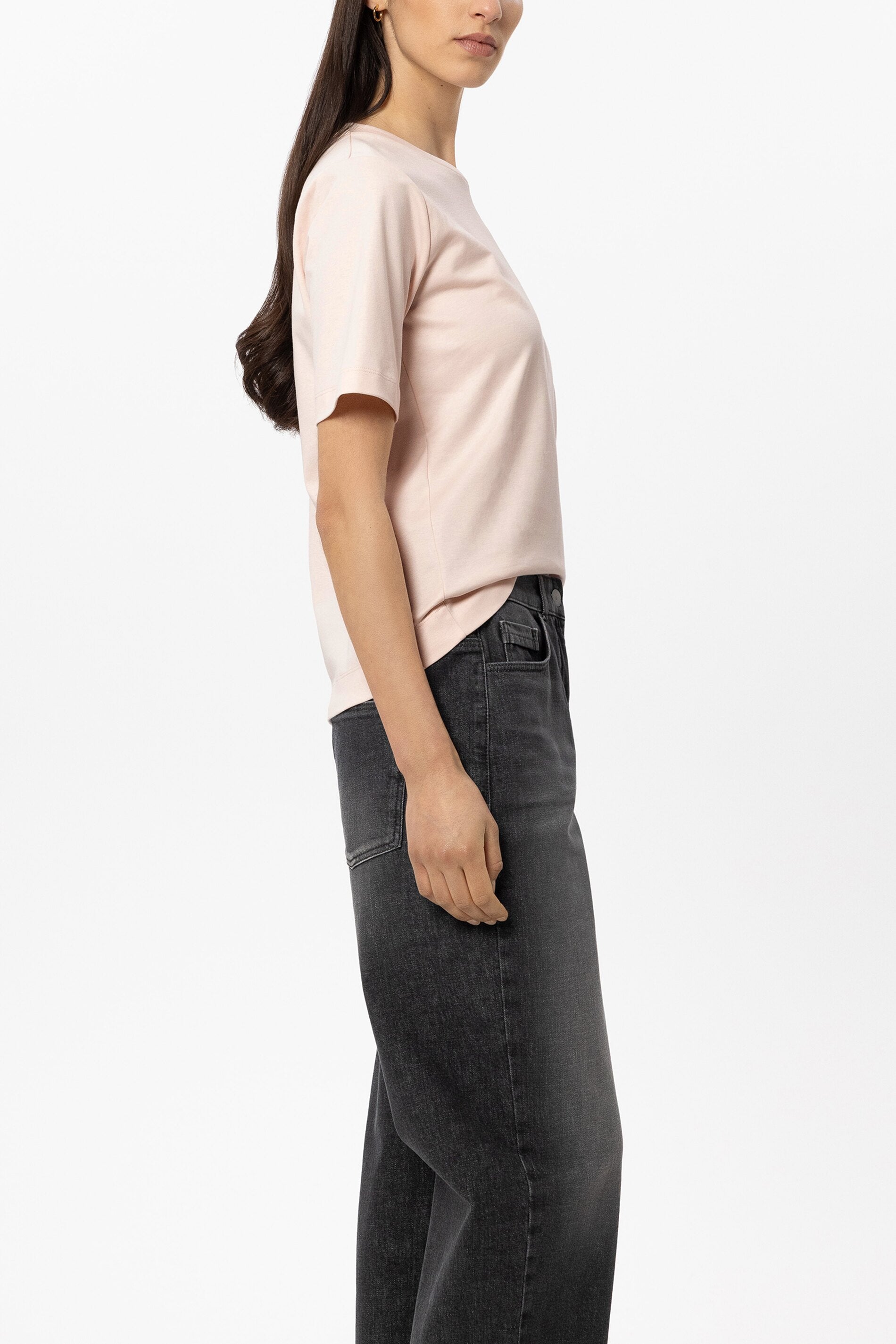 T-Shirt aus Organic-Cotton - powder - Standard | Model Seite
