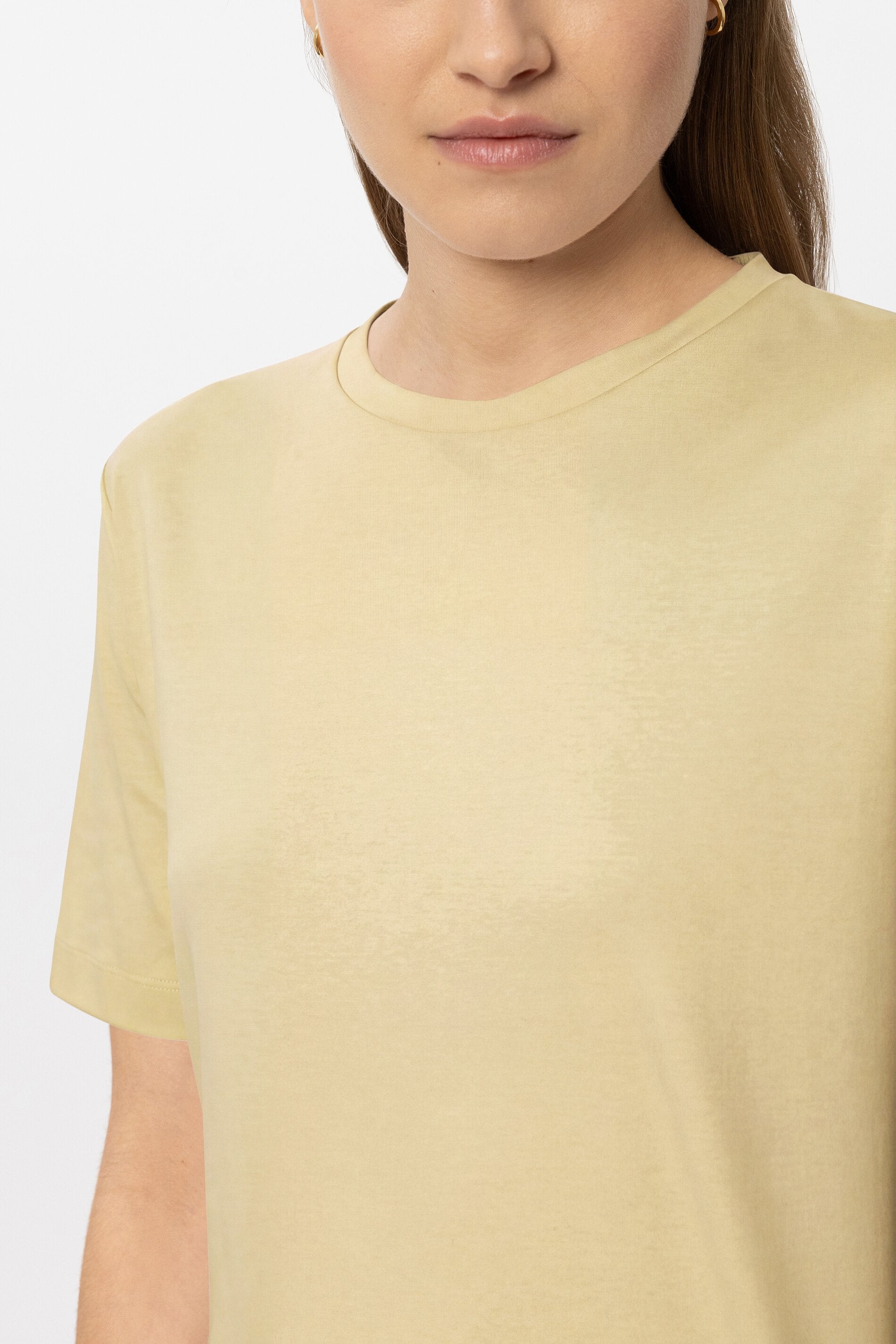 T-Shirt aus Organic-Cotton - butter yellow - Standard | Model Detail