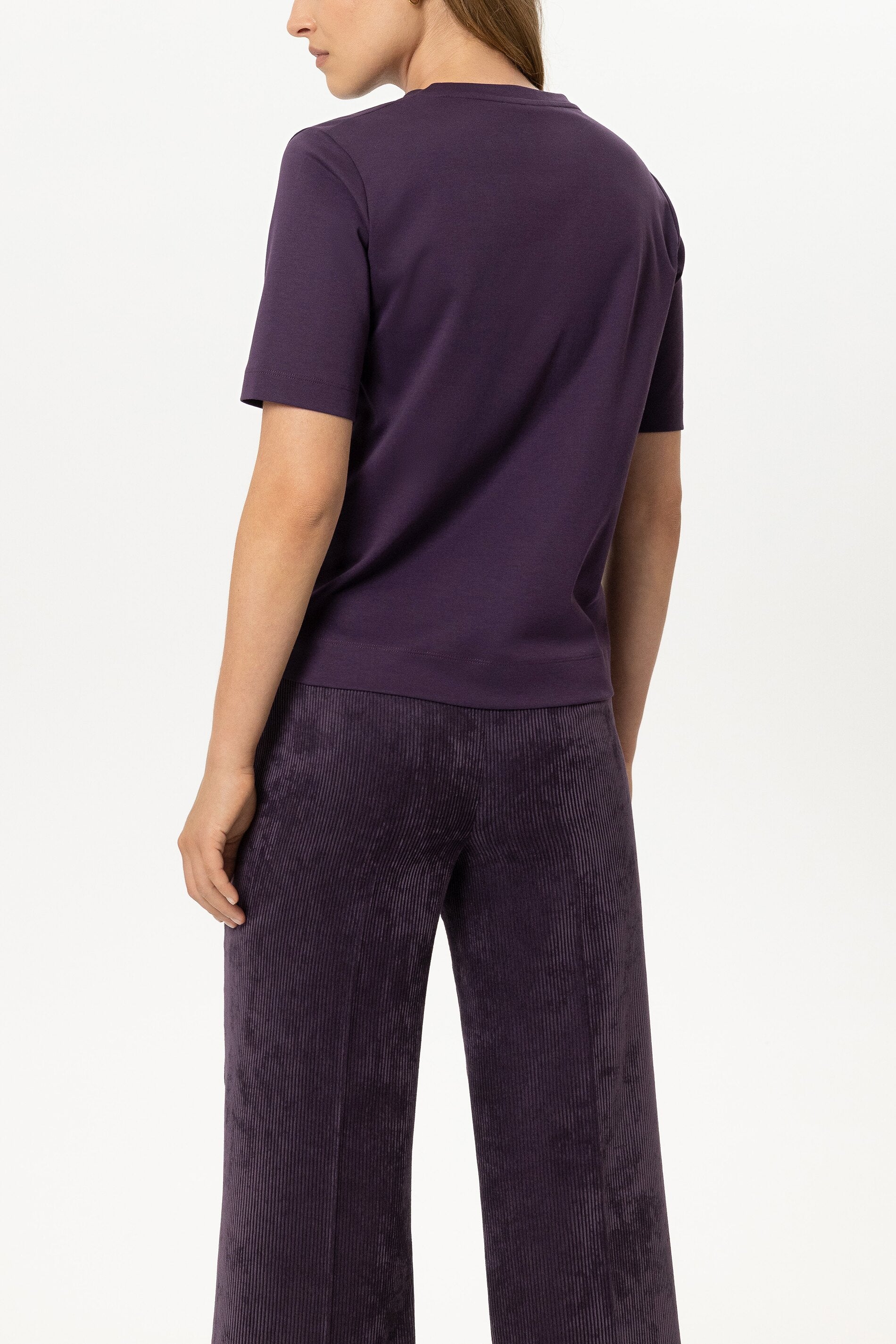 T-Shirt aus Organic-Cotton - plum - Standard | Model Rück