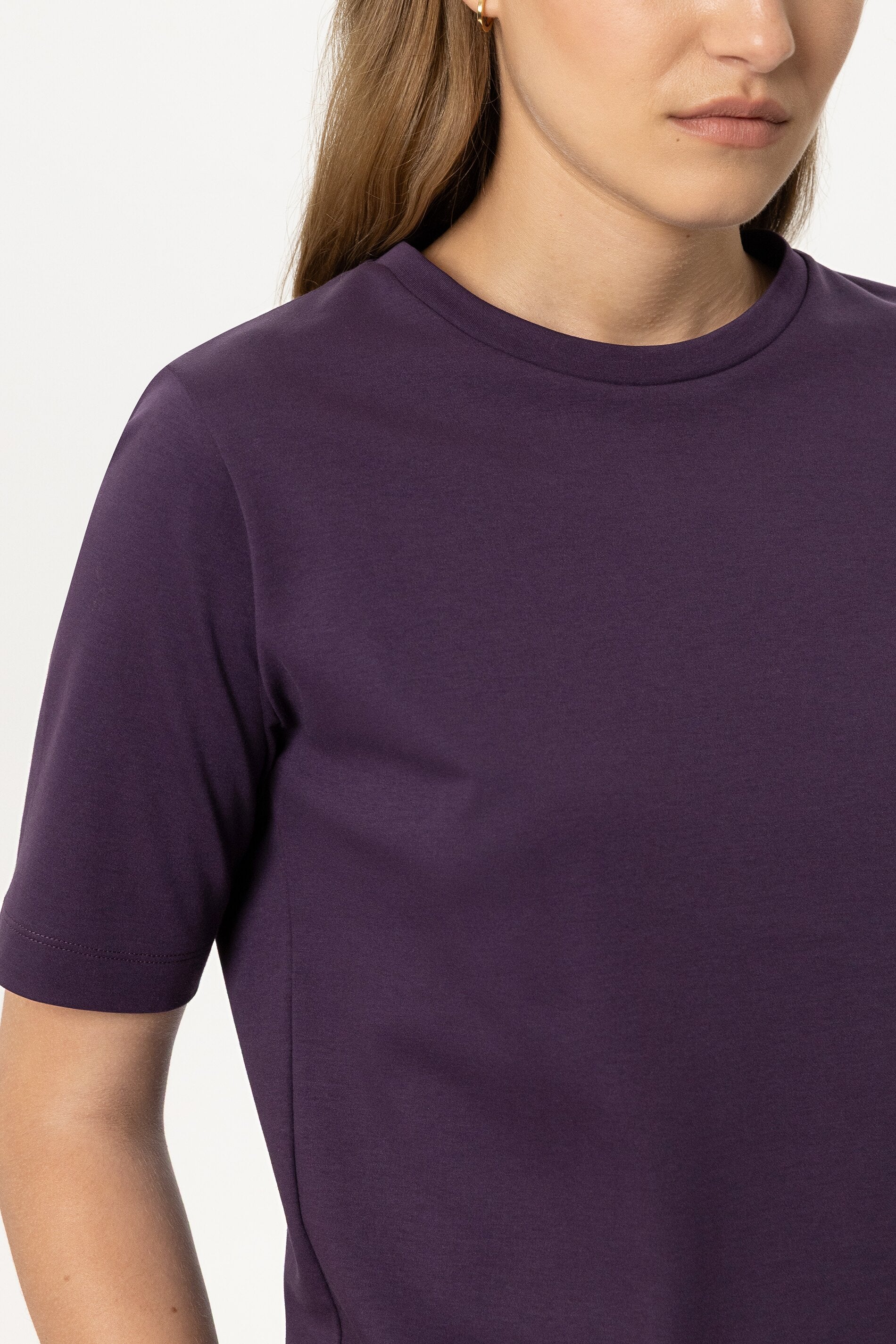 T-Shirt aus Organic-Cotton - plum - Standard | Model Detail