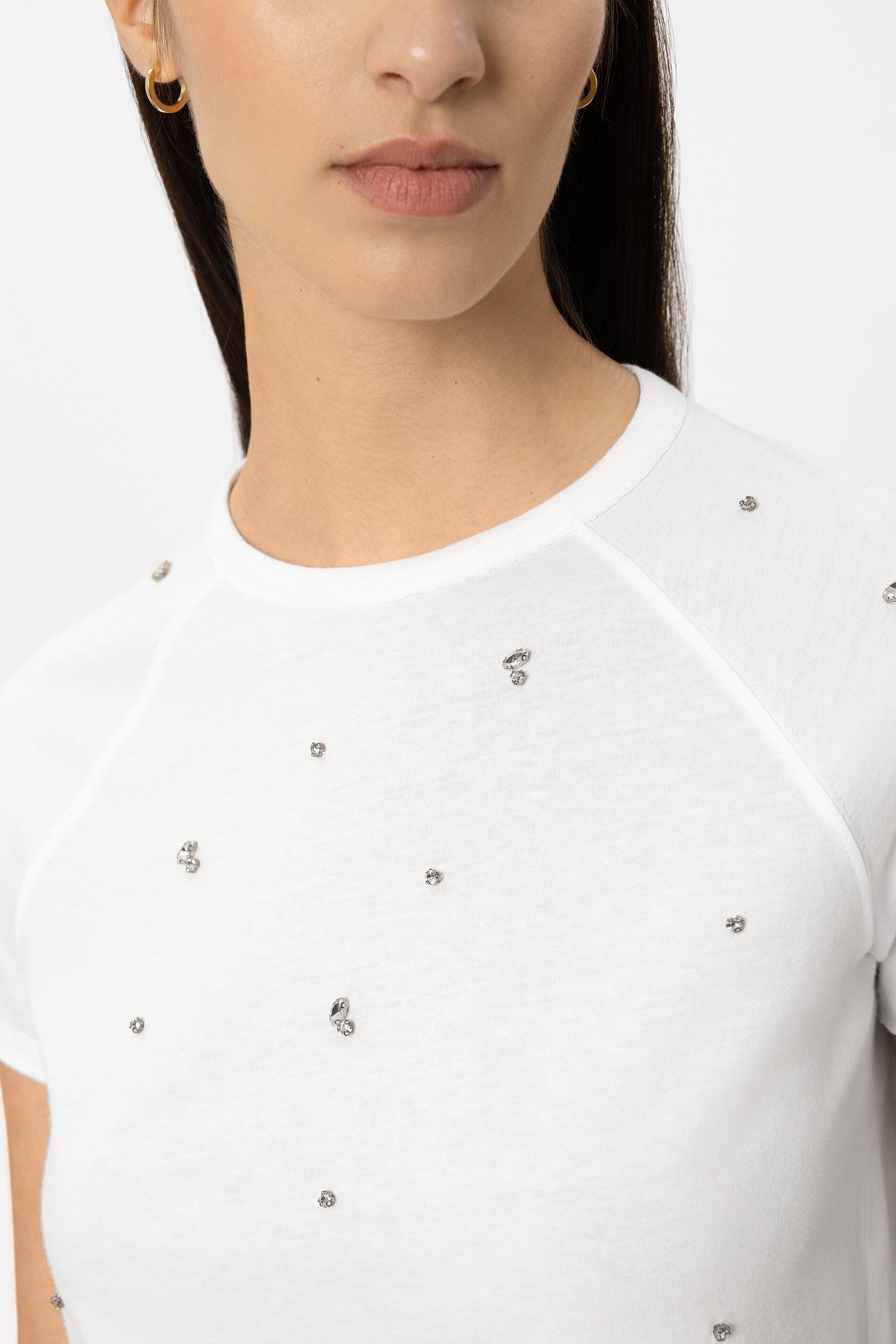T-Shirt mit Schmucksteinen - off-white - Standard | Model Detail