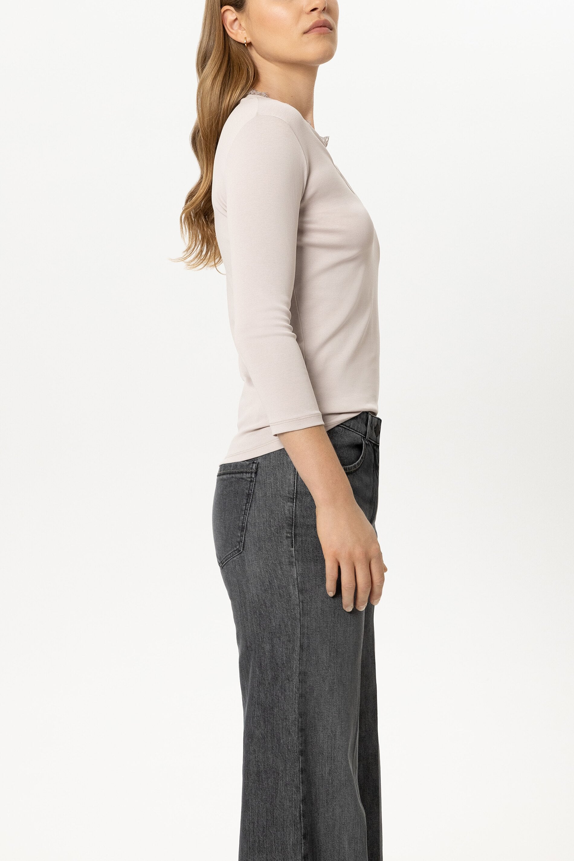 V-Neck-Shirt mit Spitze - pearl - Standard | Model Seite