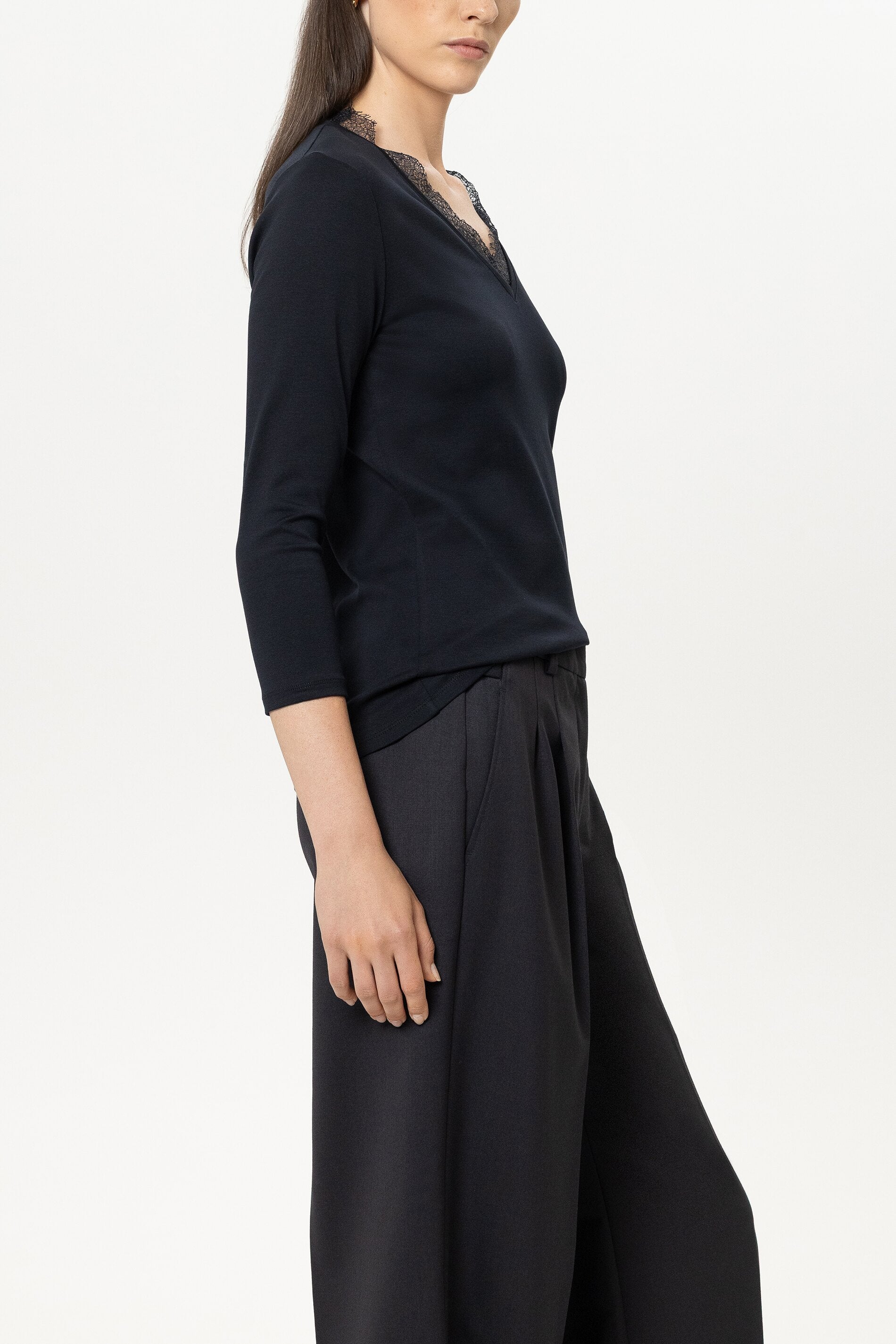 V-Neck-Shirt mit Spitze - winter navy - Standard | Model Seite