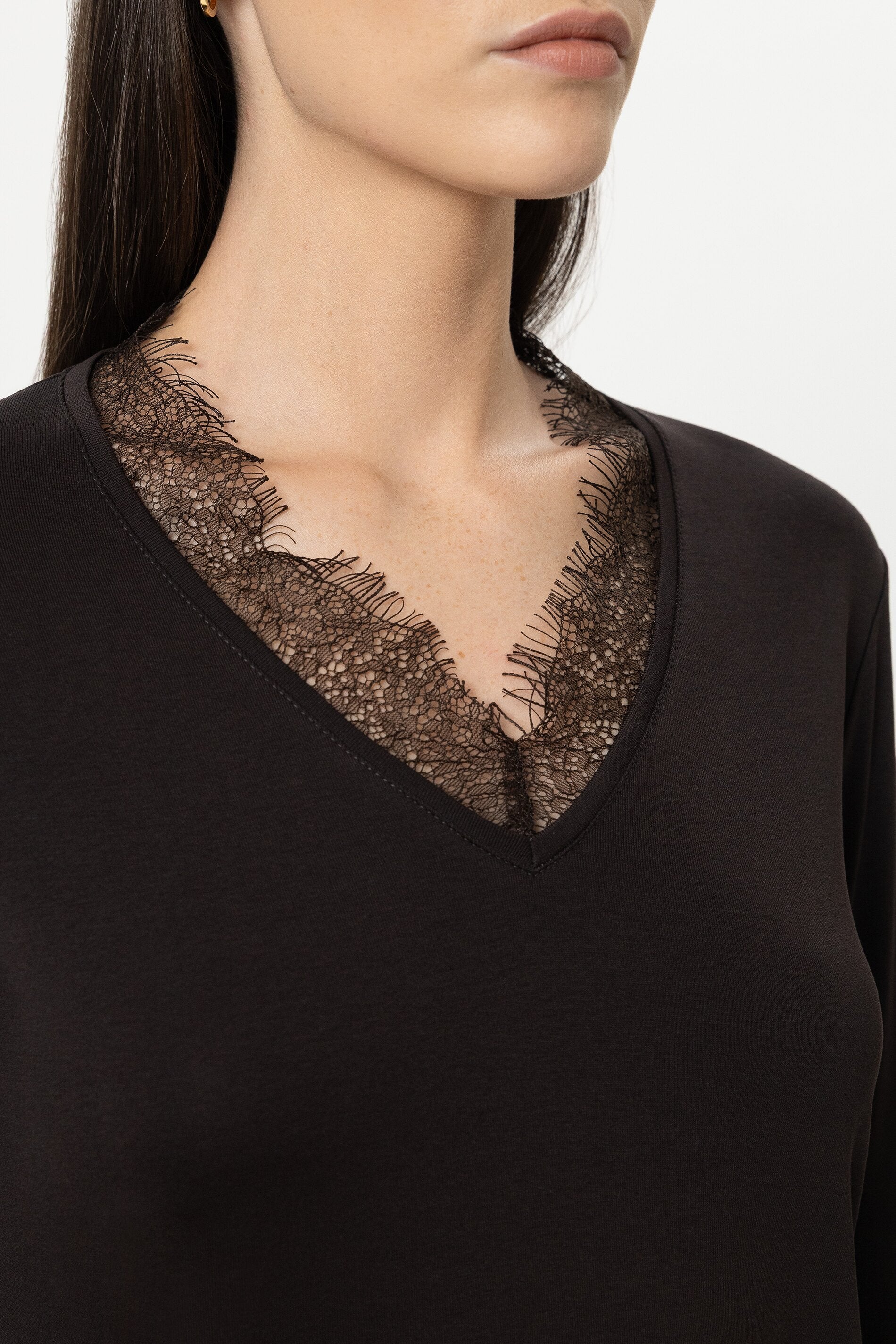 V-Neck-Shirt mit Spitze - truffle - Standard | Model Detail