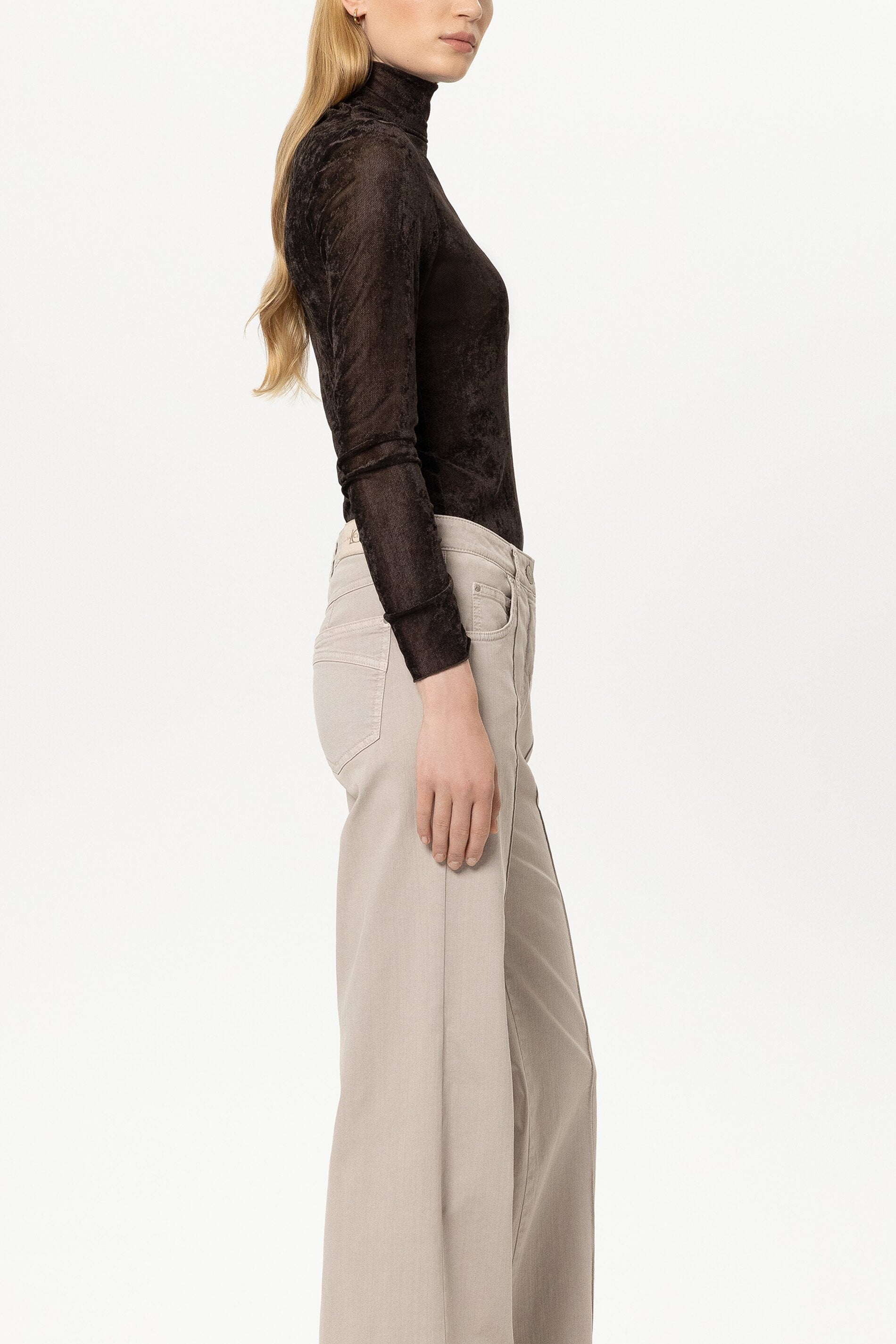 Samt-Turtleneck-Shirt - truffle - Standard | Model Seite