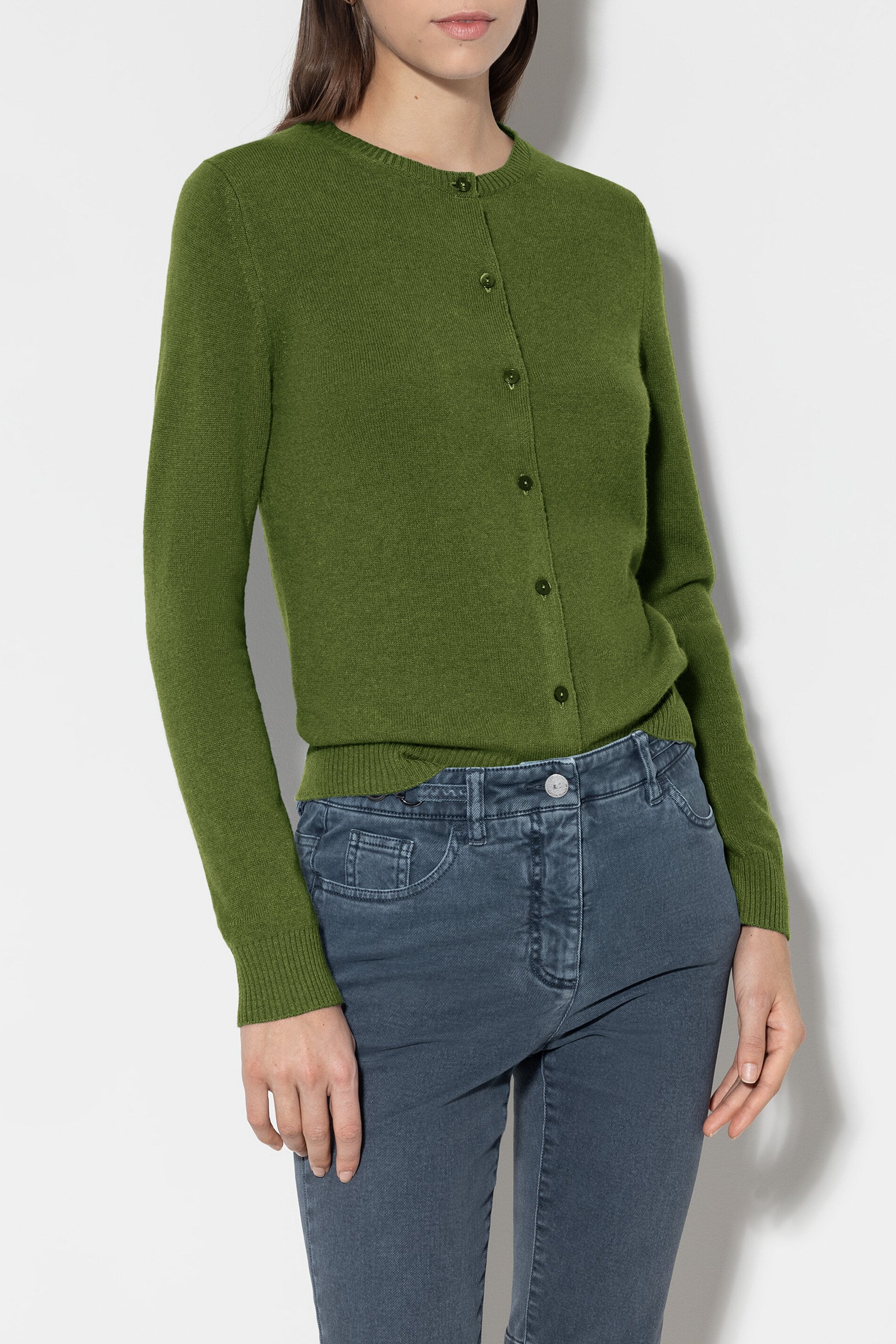 Cardigan aus Kaschmir-Mix - moss green - Standard | Model Front