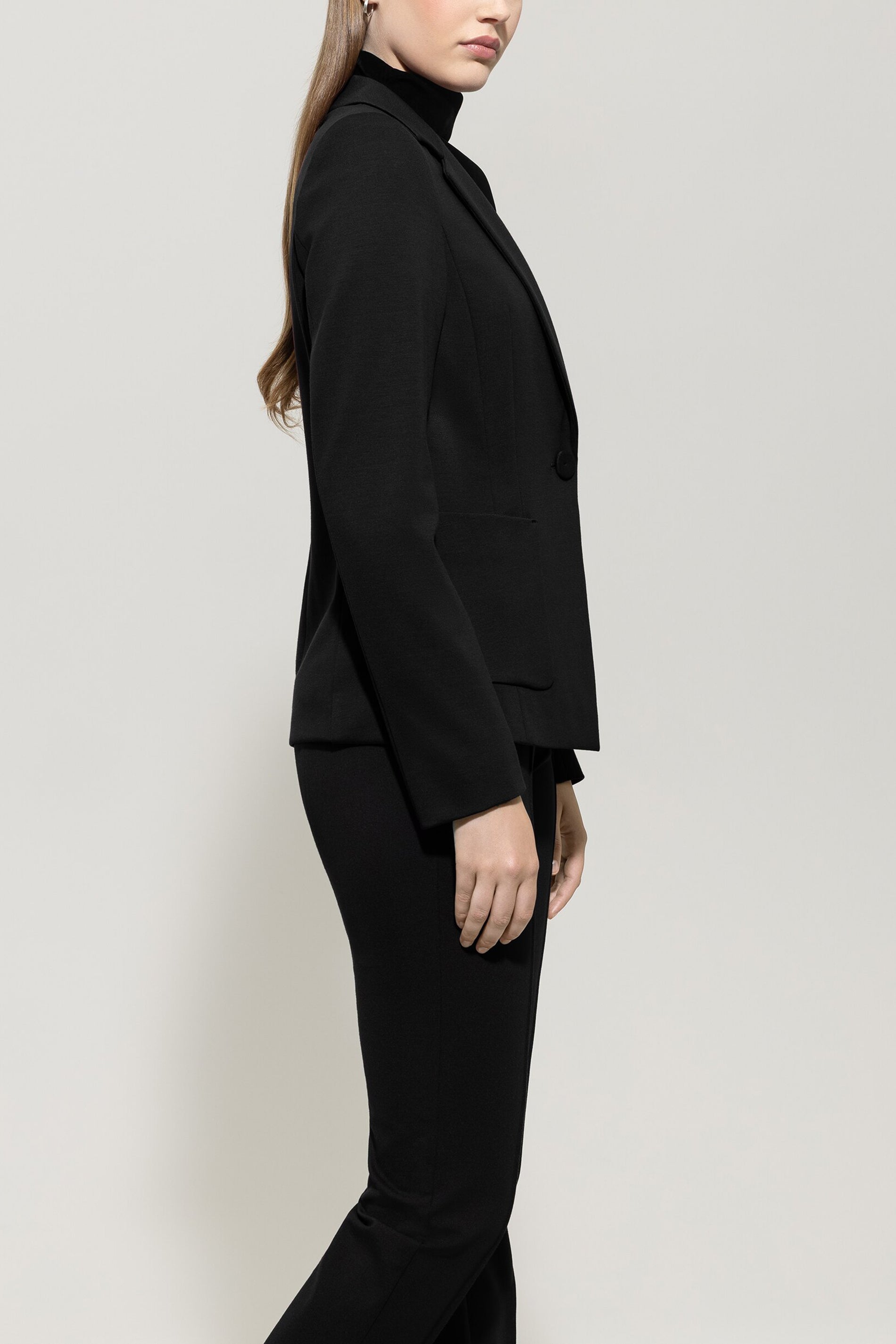 Blazer aus Punto-Milano - deep black - Standard | Model Seite