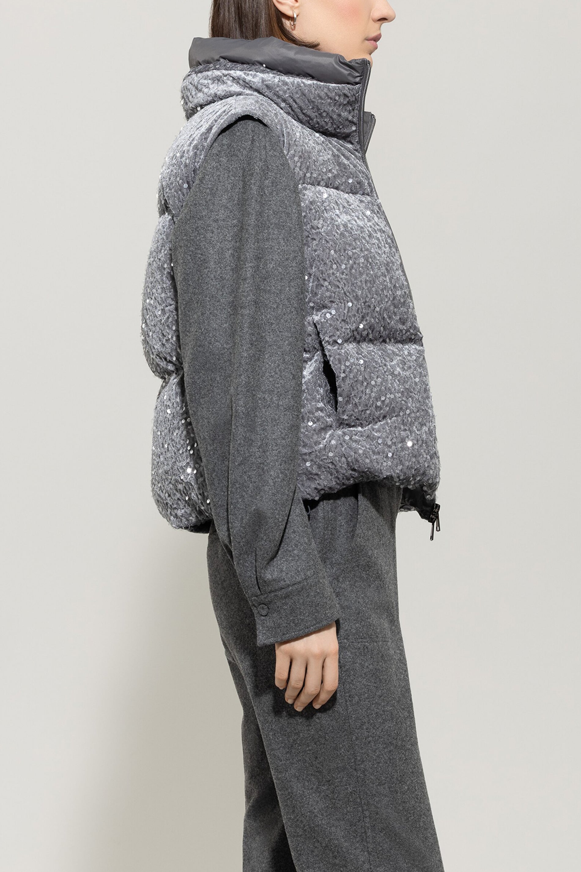 Samt-Daunenweste - urban grey - Standard | Model Seite