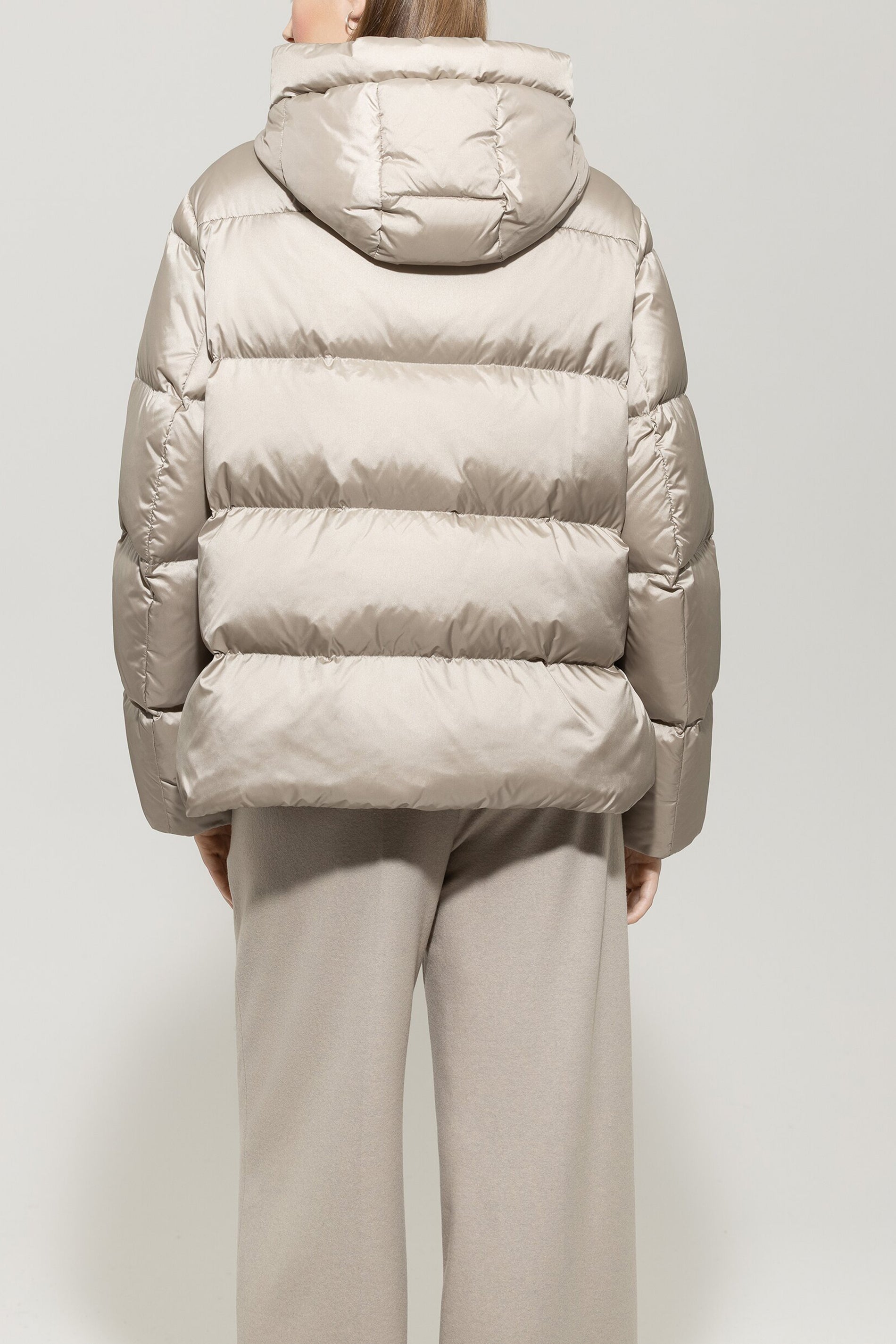 Outdoor-Daunenjacke - oyster - Standard | Model Rück