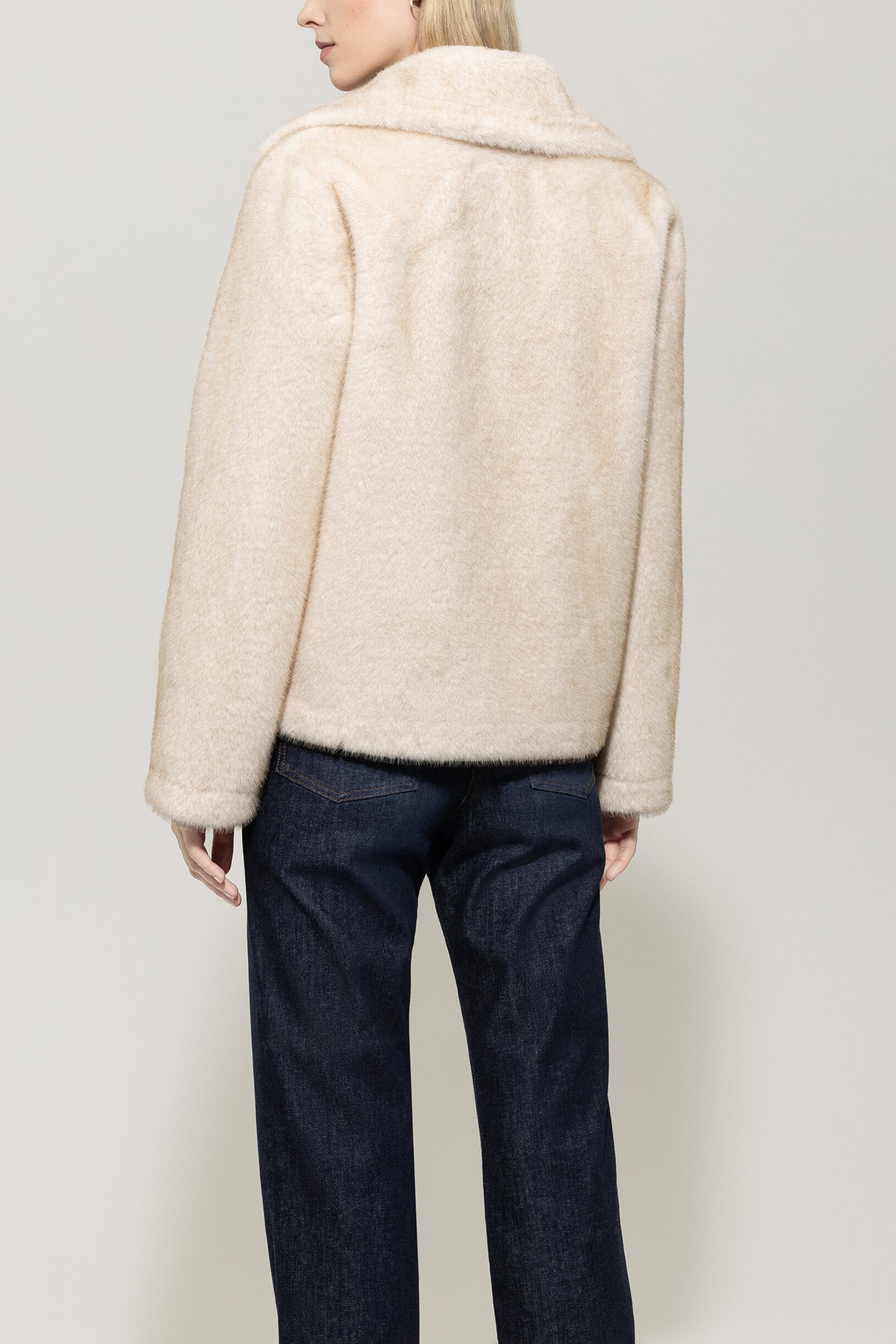 Jacke in Fell-Optik - cream - Standard | Model Rück