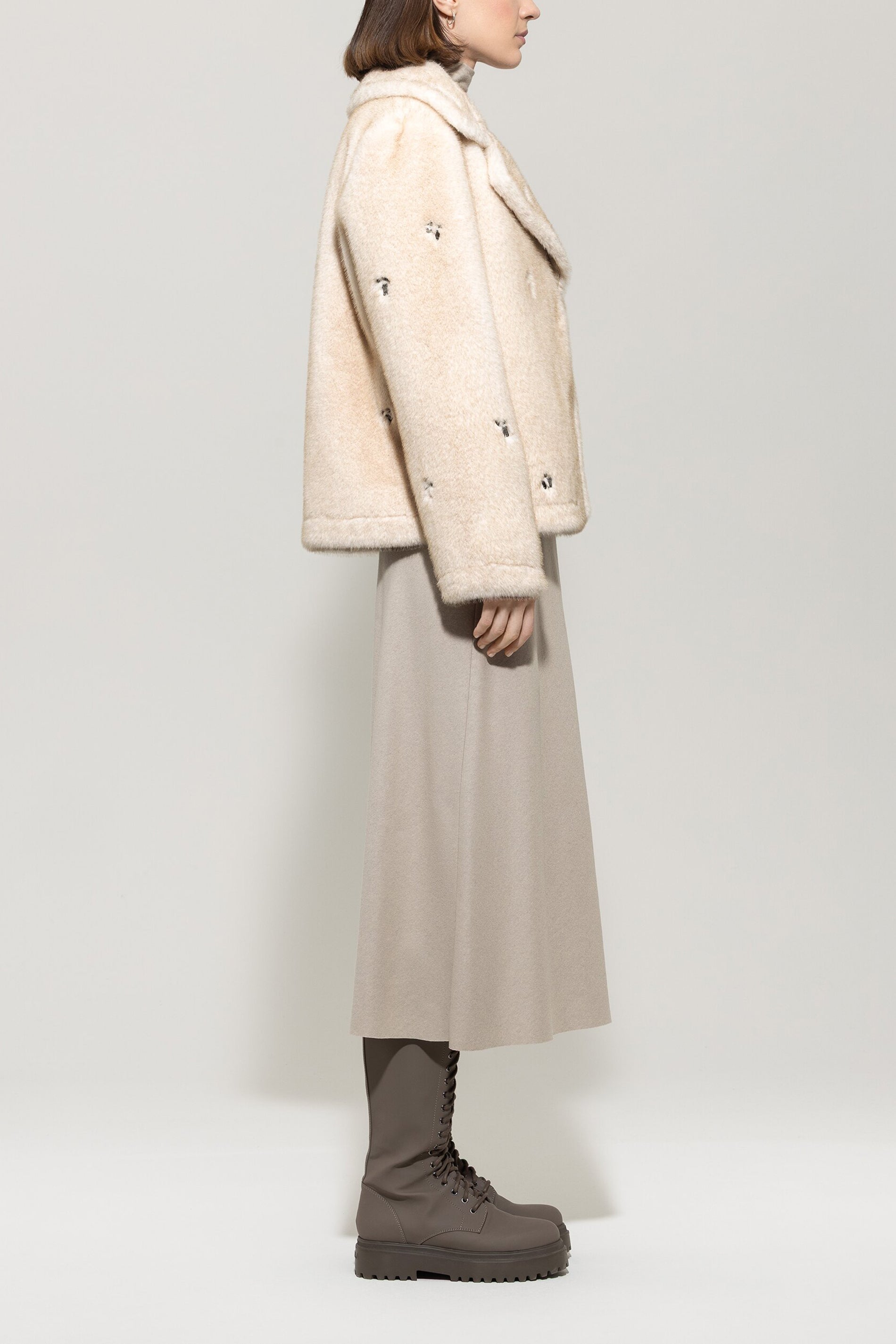 Jacke in Fell-Optik - cream - mit Applikation | Model Seite