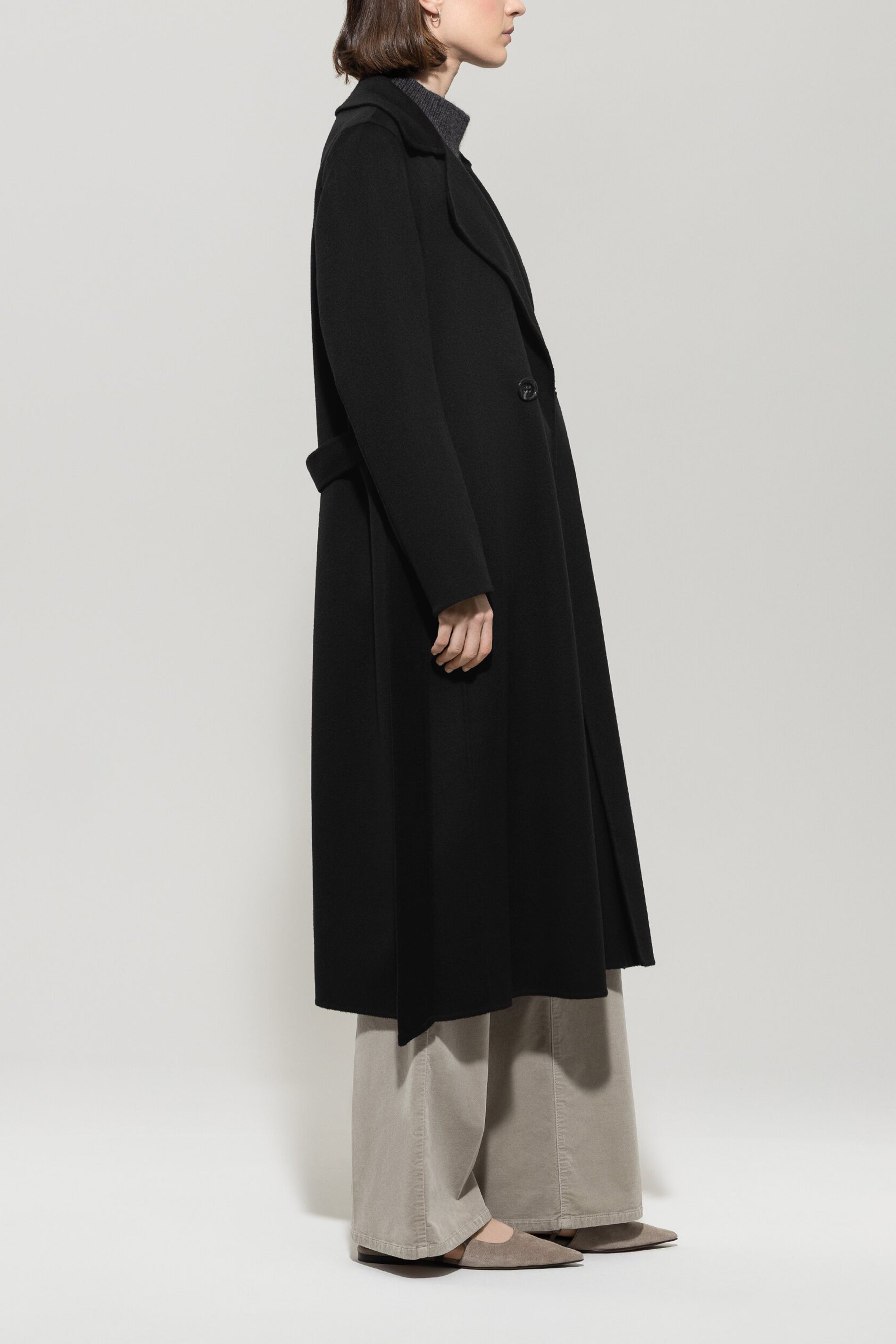 Doubleface-Mantel mit Gürtel - deep black - Standard | Model Seite