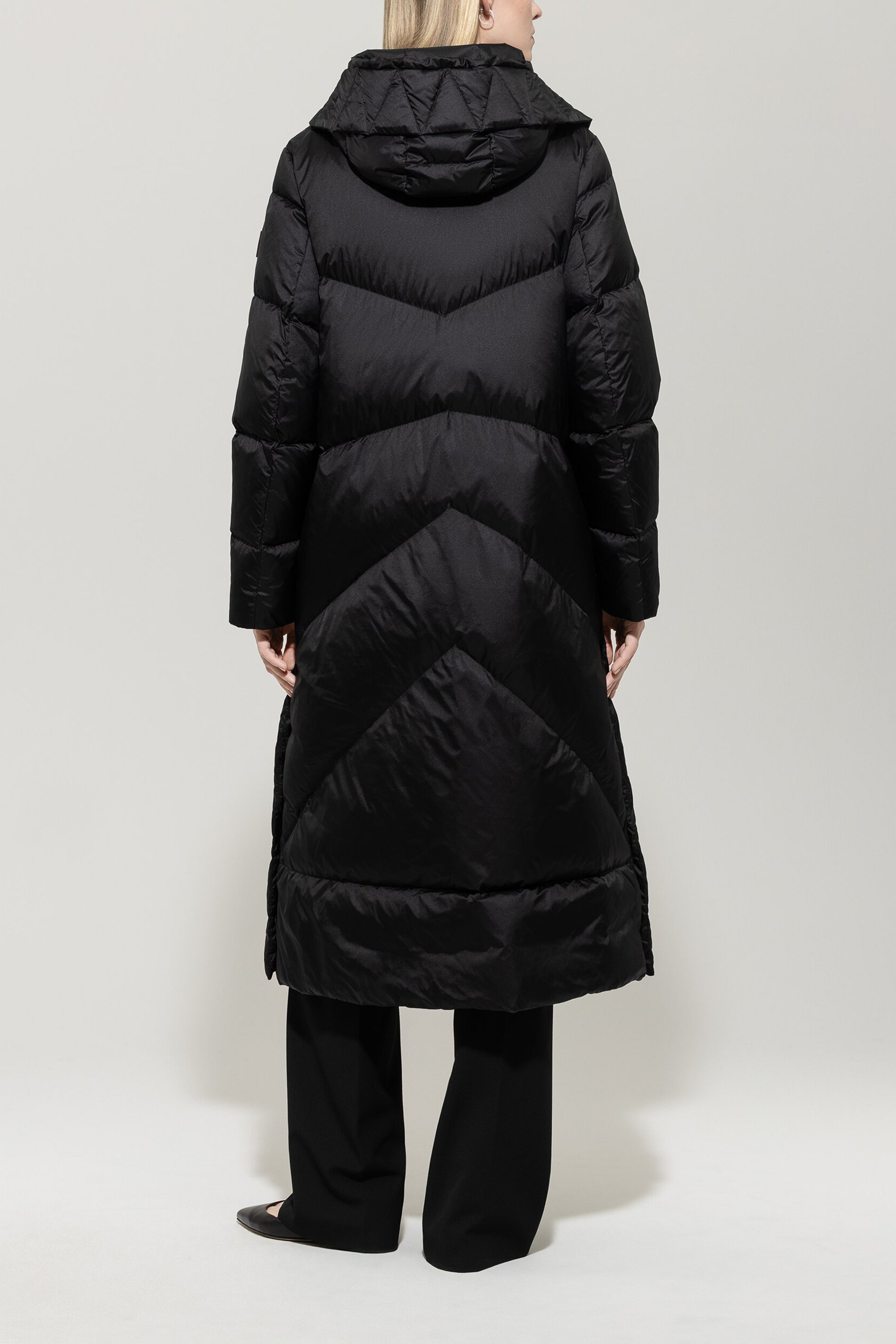 Outdoor-Daunenmantel - deep black - Standard | Model Rück