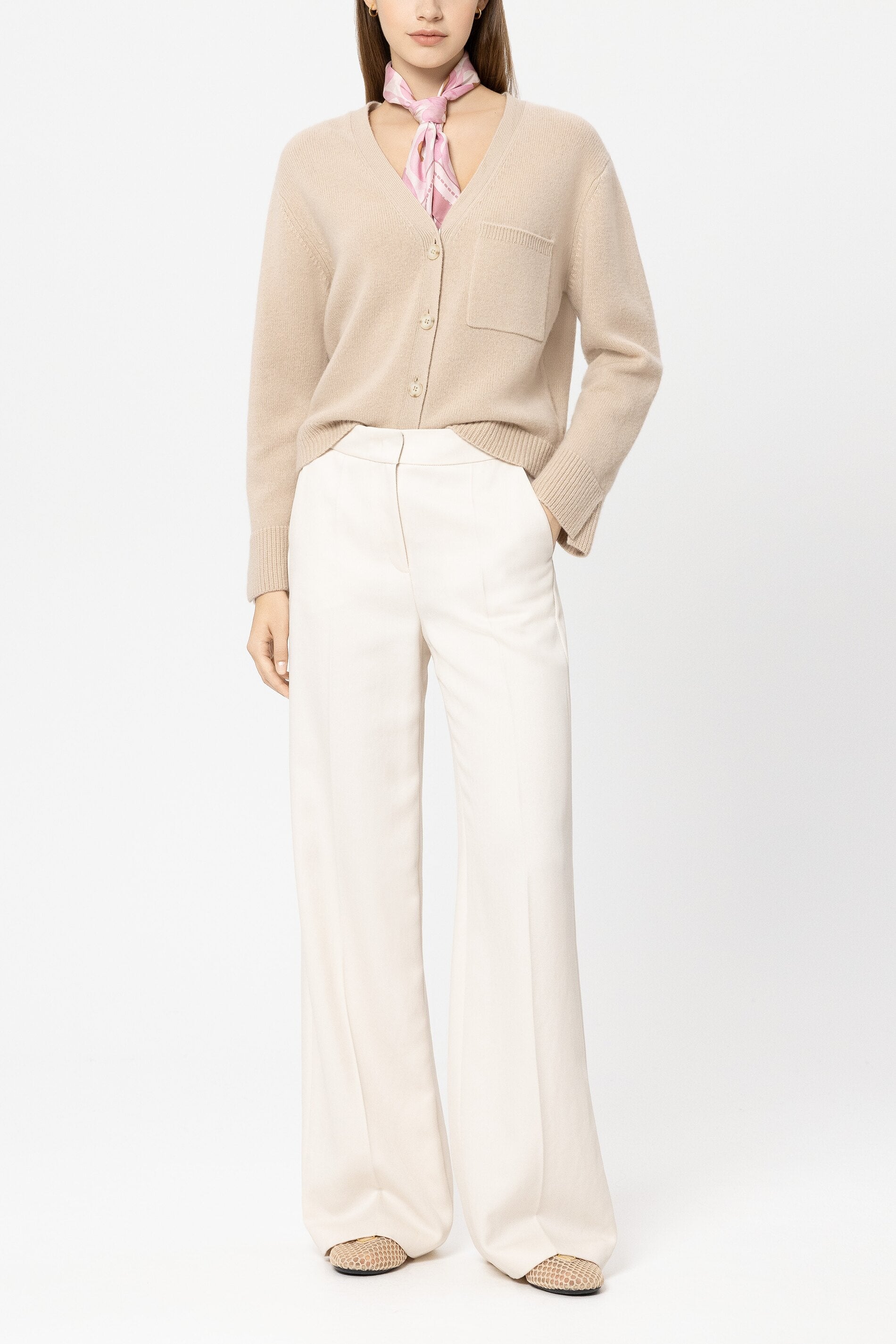 Cardigan aus Kaschmir-Mix - soft camel - Standard | Model Front