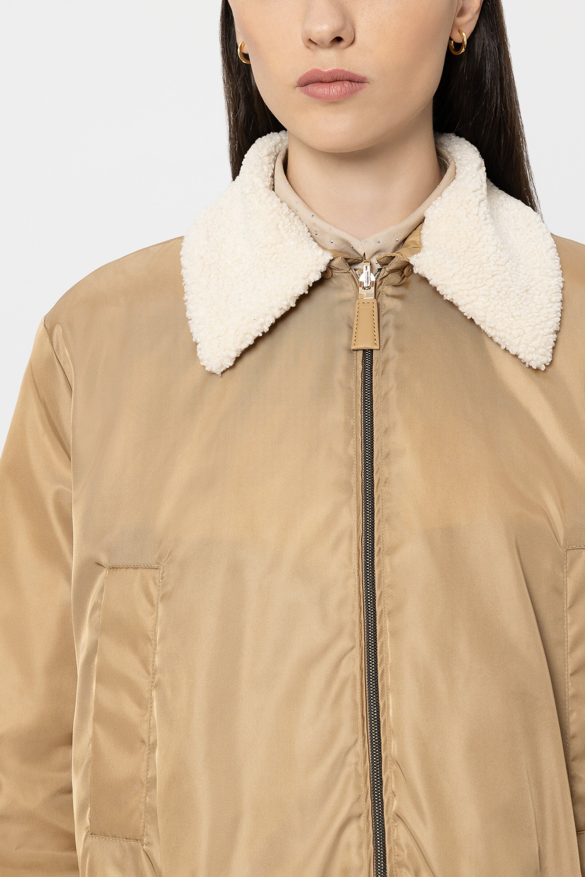 Outdoor-Daunenblouson - golden camel - mit Pelzkragen | Model Detail