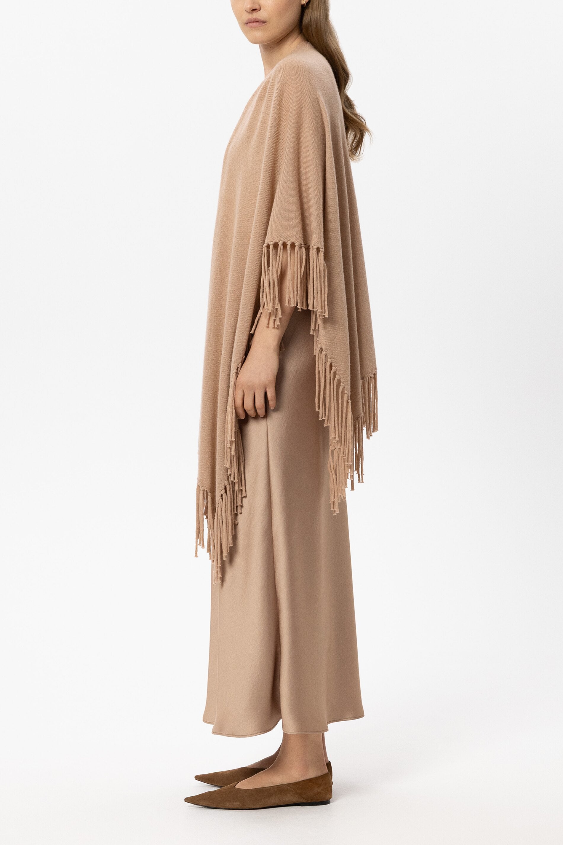 Cape aus Alpaka-Mix - nude - Standard | Model Seite