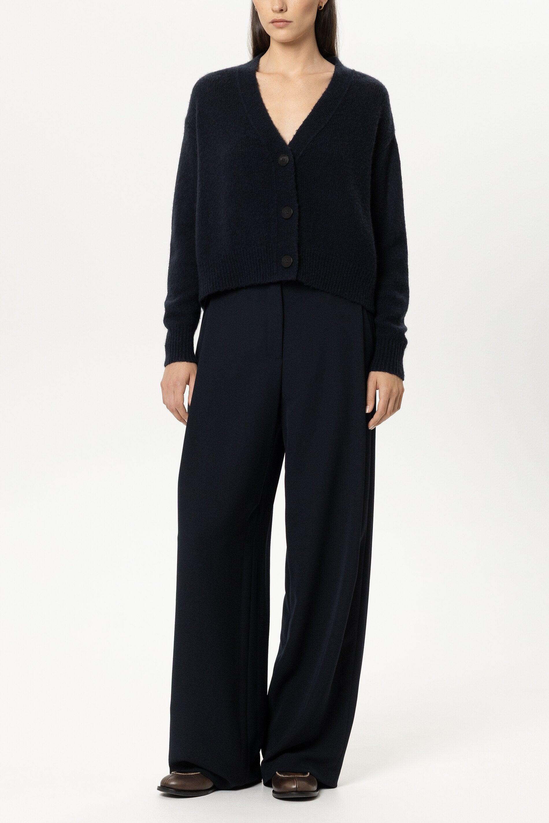 Cardigan aus Kaschmir-Mix - winter navy - Standard | Model Front