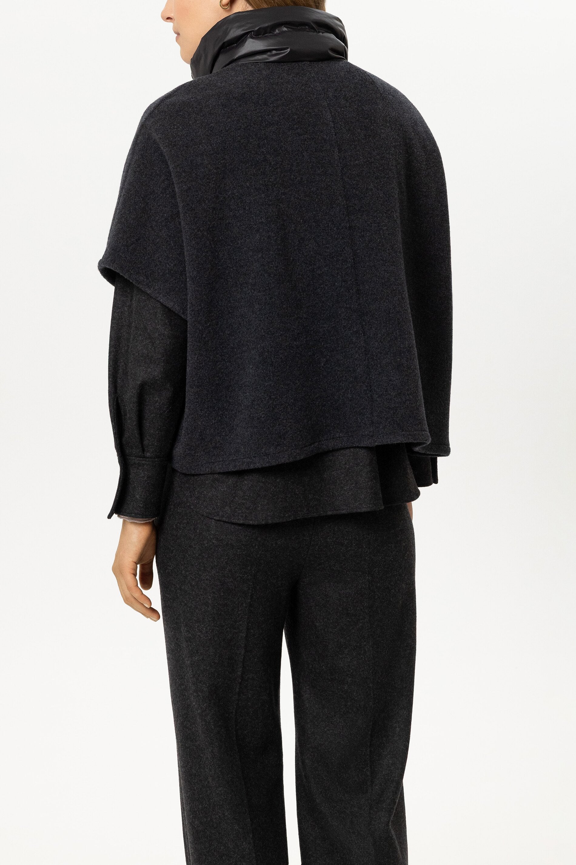 Outdoorcape aus Woll-Mix - anthracite - Standard | Model Rück