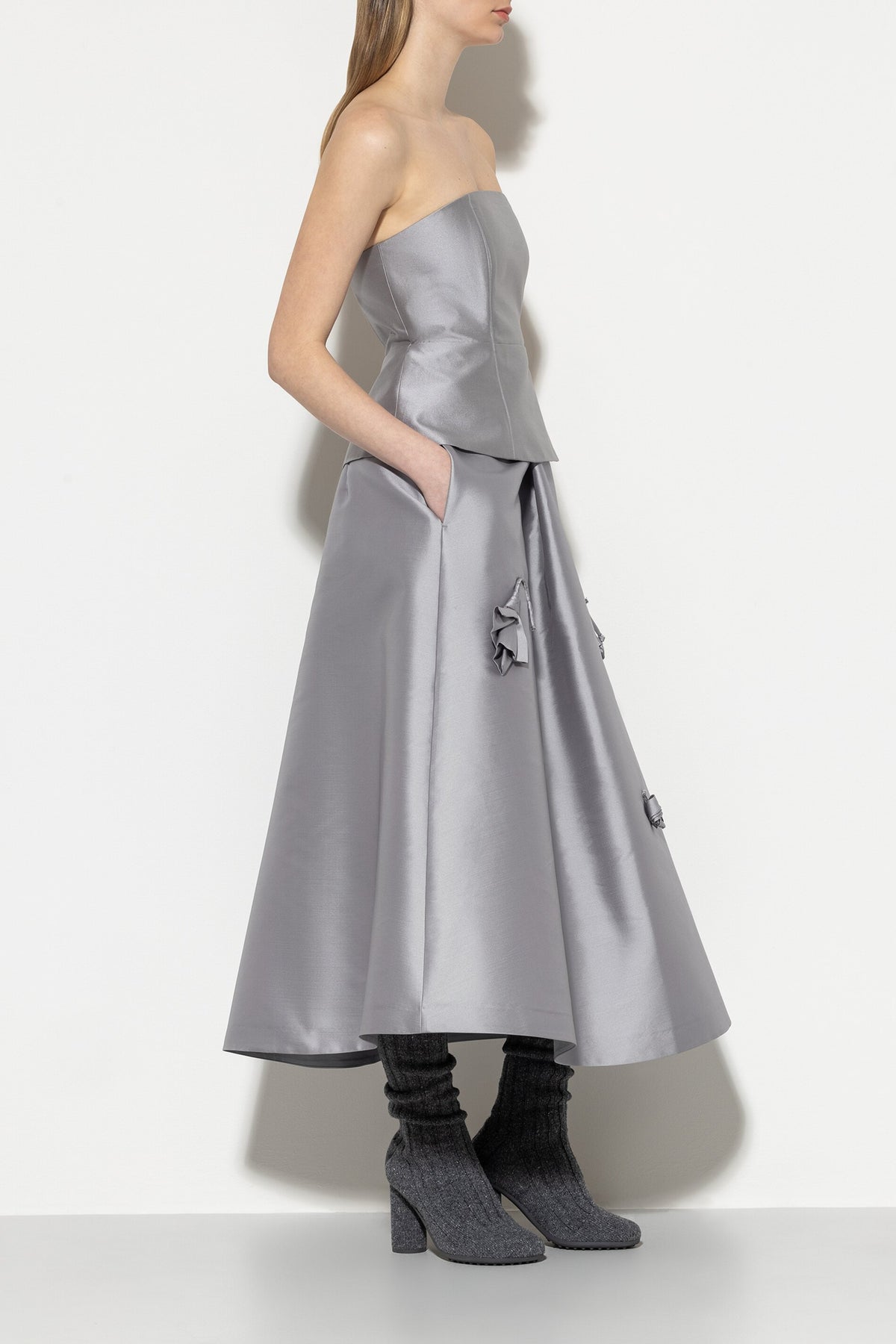 Maxirock mit Blütenmotiv - silver grey - Standard | Model Seite