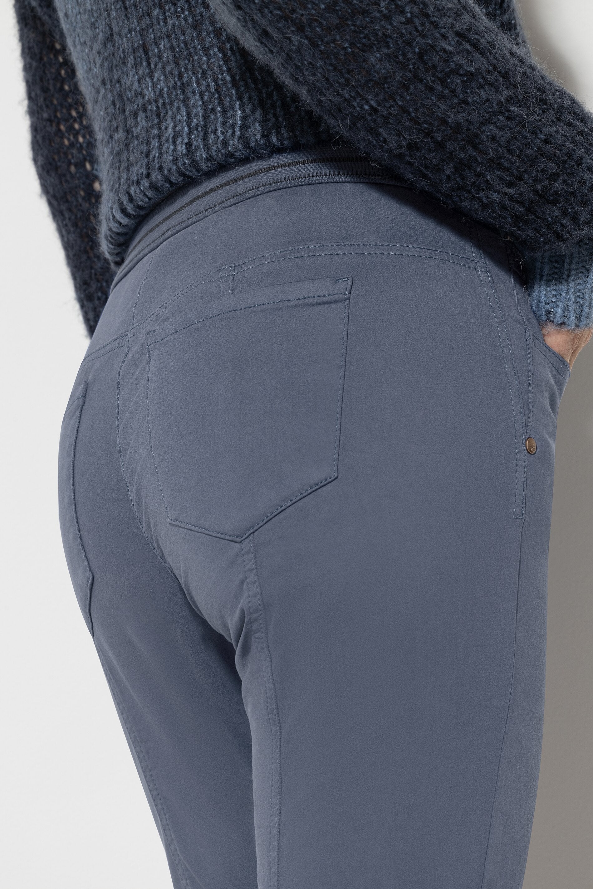 High-Stretch-Colour-Denim - greyish blue - Standard | Model Detail