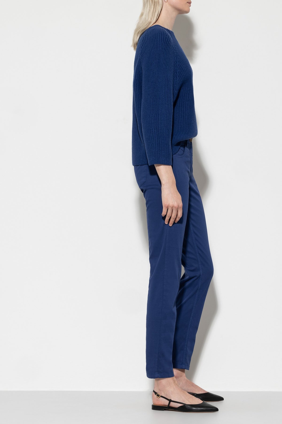High-Stretch-Colour-Denim - deep blue - Standard | Model Seite