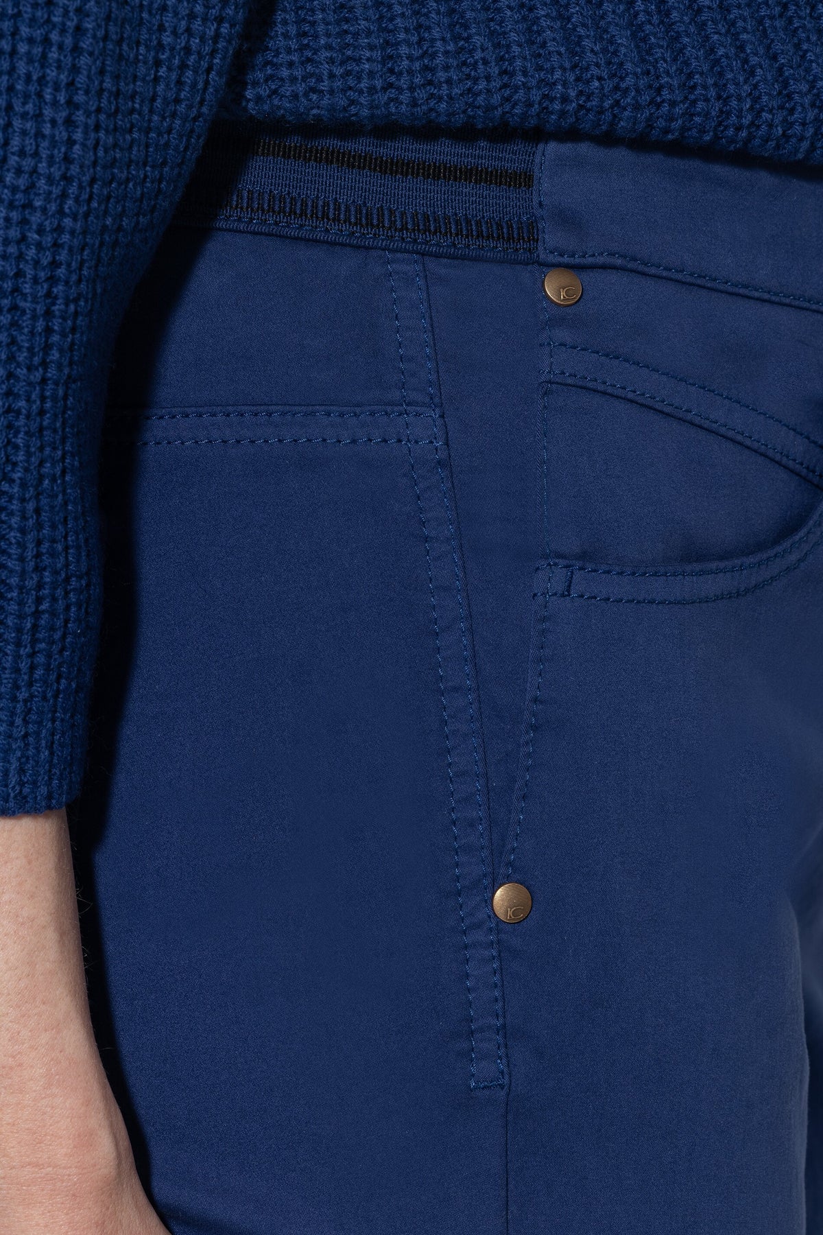 High-Stretch-Colour-Denim - deep blue - Standard | Model Detail