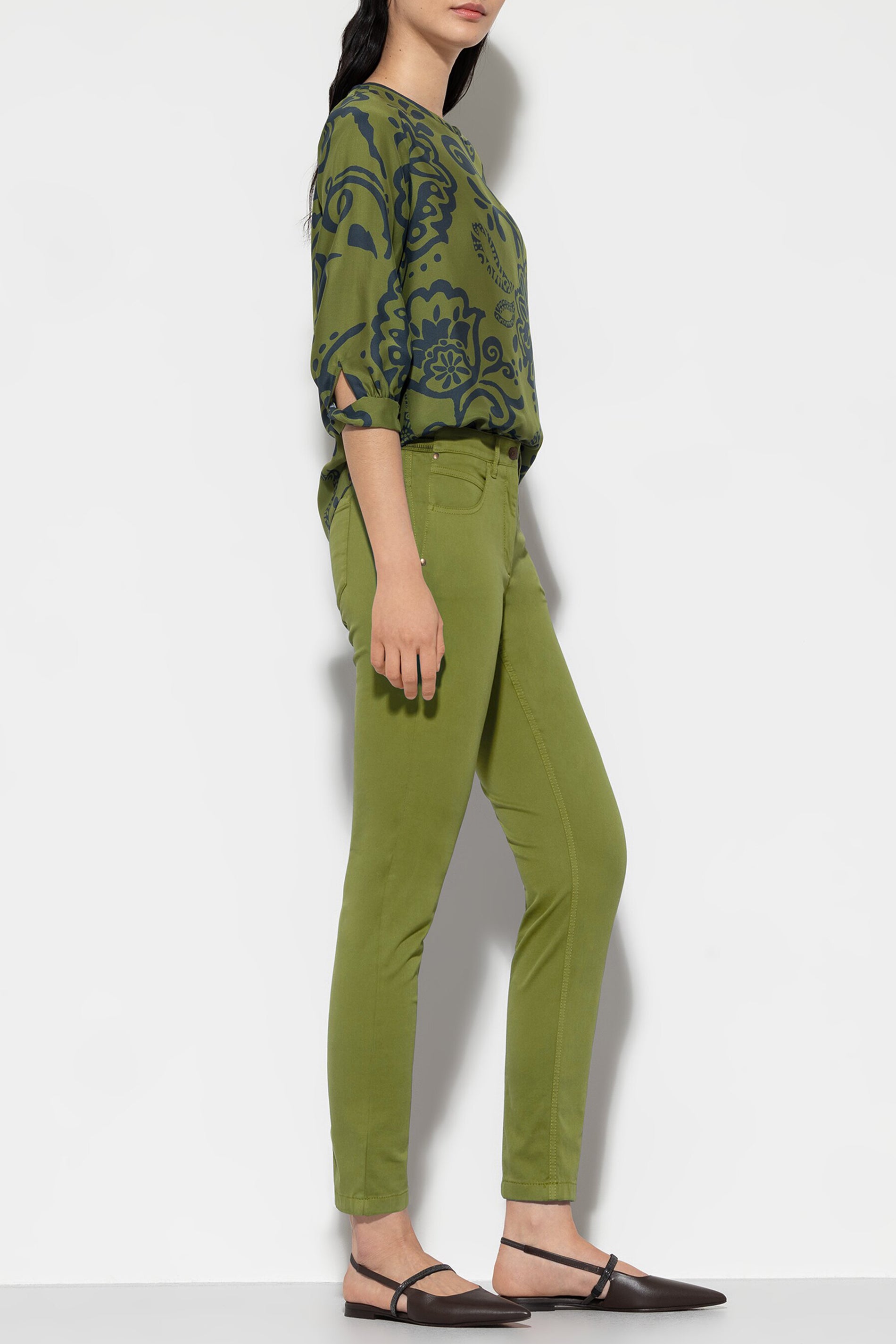 High-Stretch-Colour-Denim - moss green - Standard | Model Seite