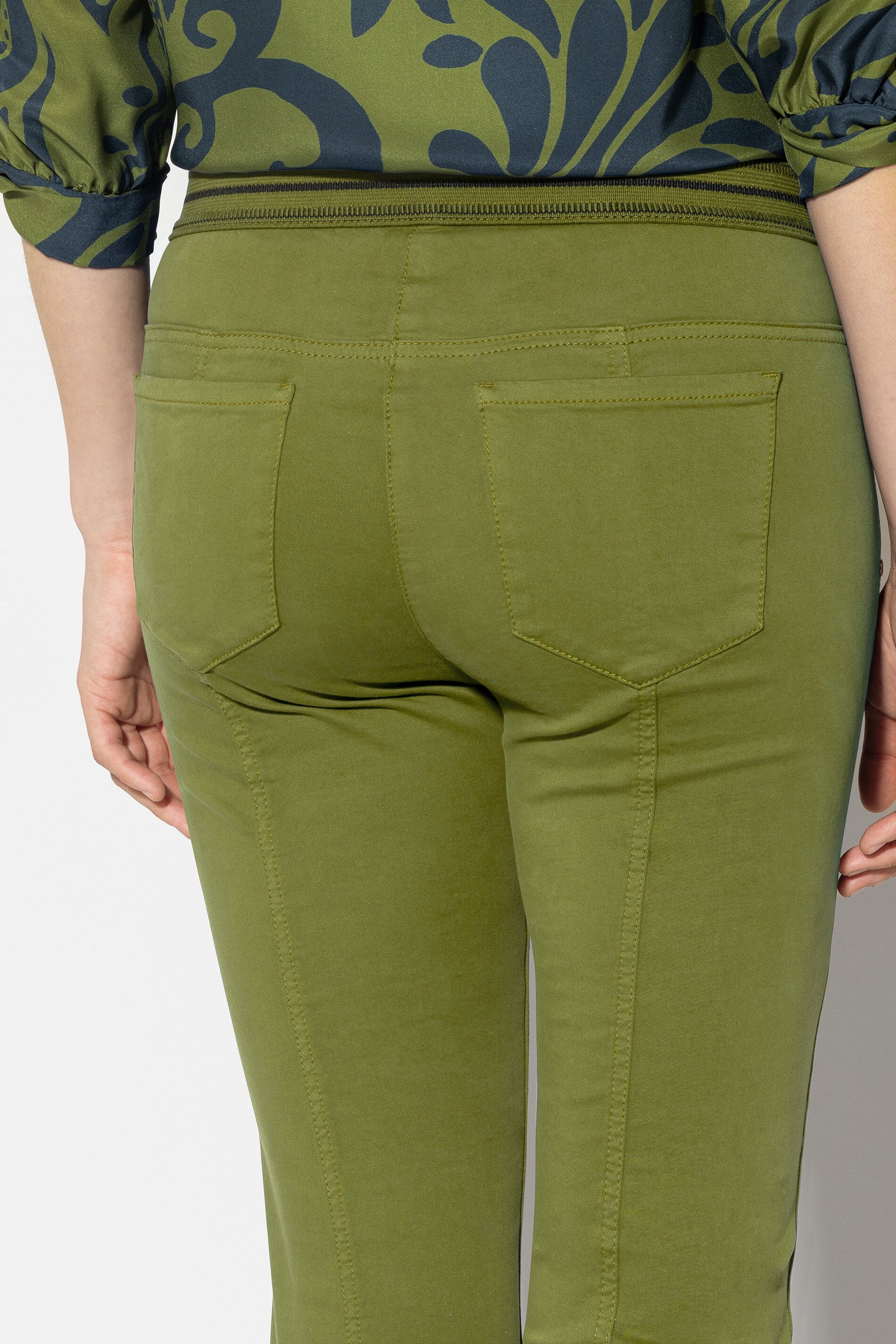High-Stretch-Colour-Denim - moss green - Standard | Model Detail