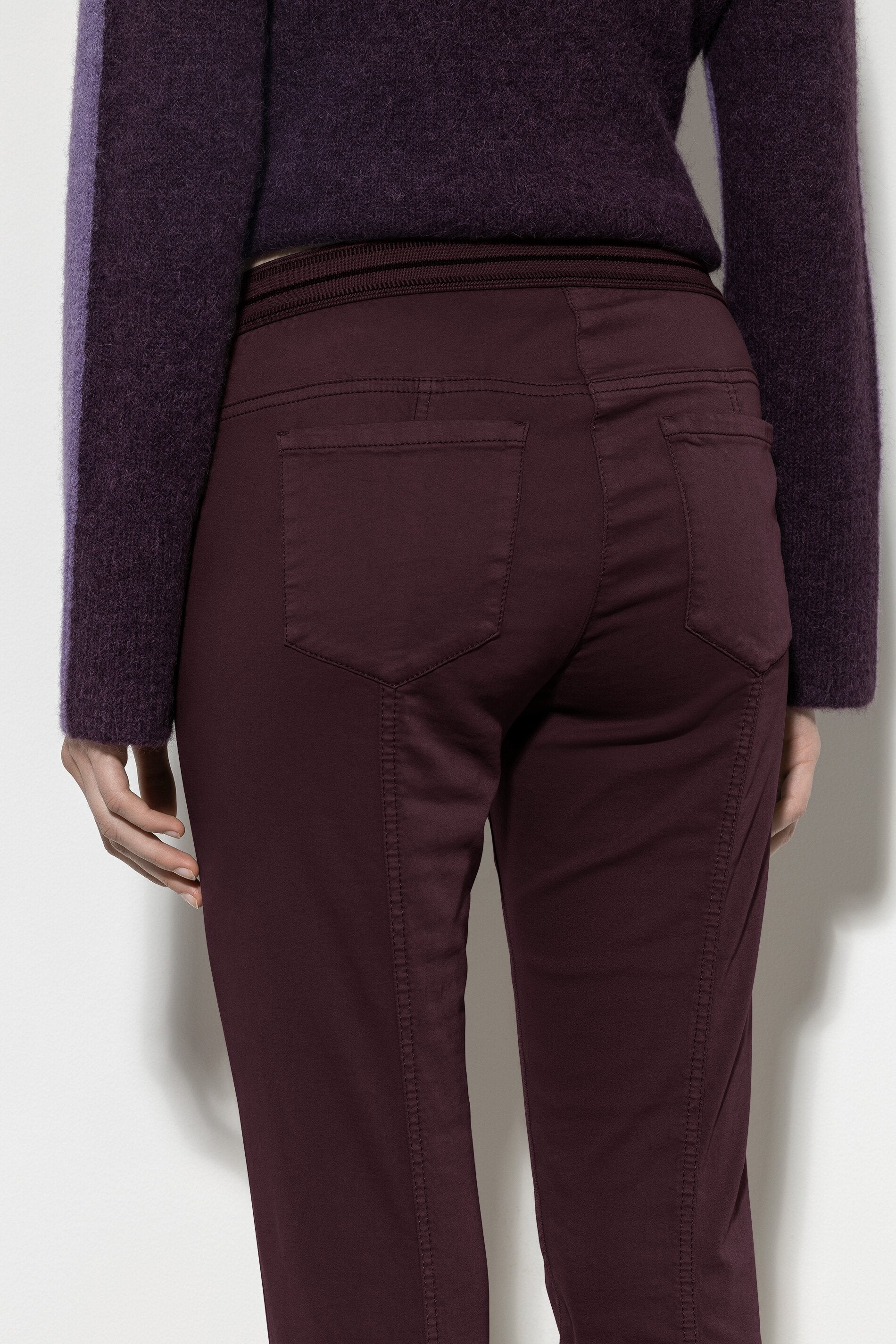 High-Stretch-Colour-Denim - burgundy - Standard | Model Detail