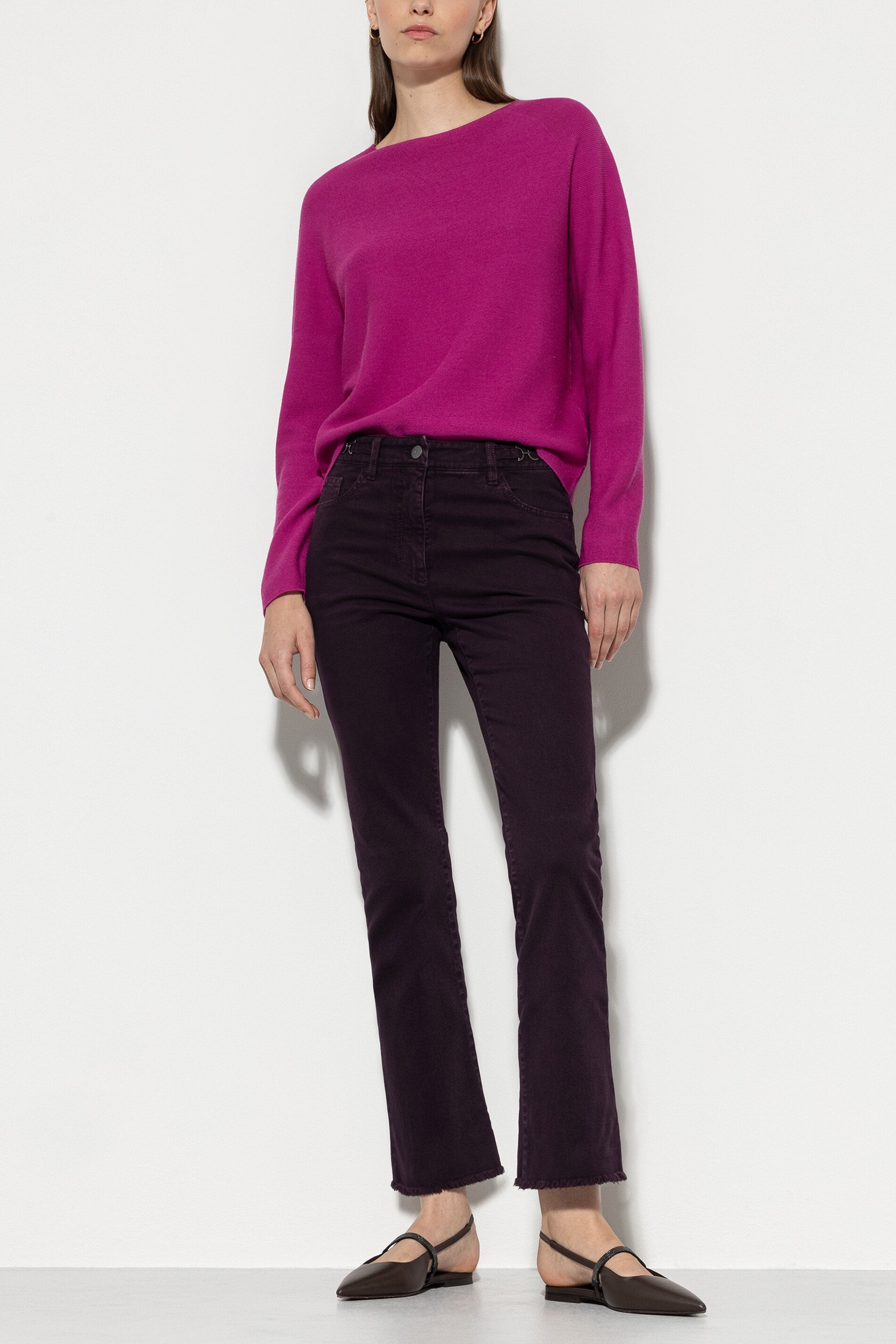 Authentic-Twill-Denim - burgundy - Standard | Model Front