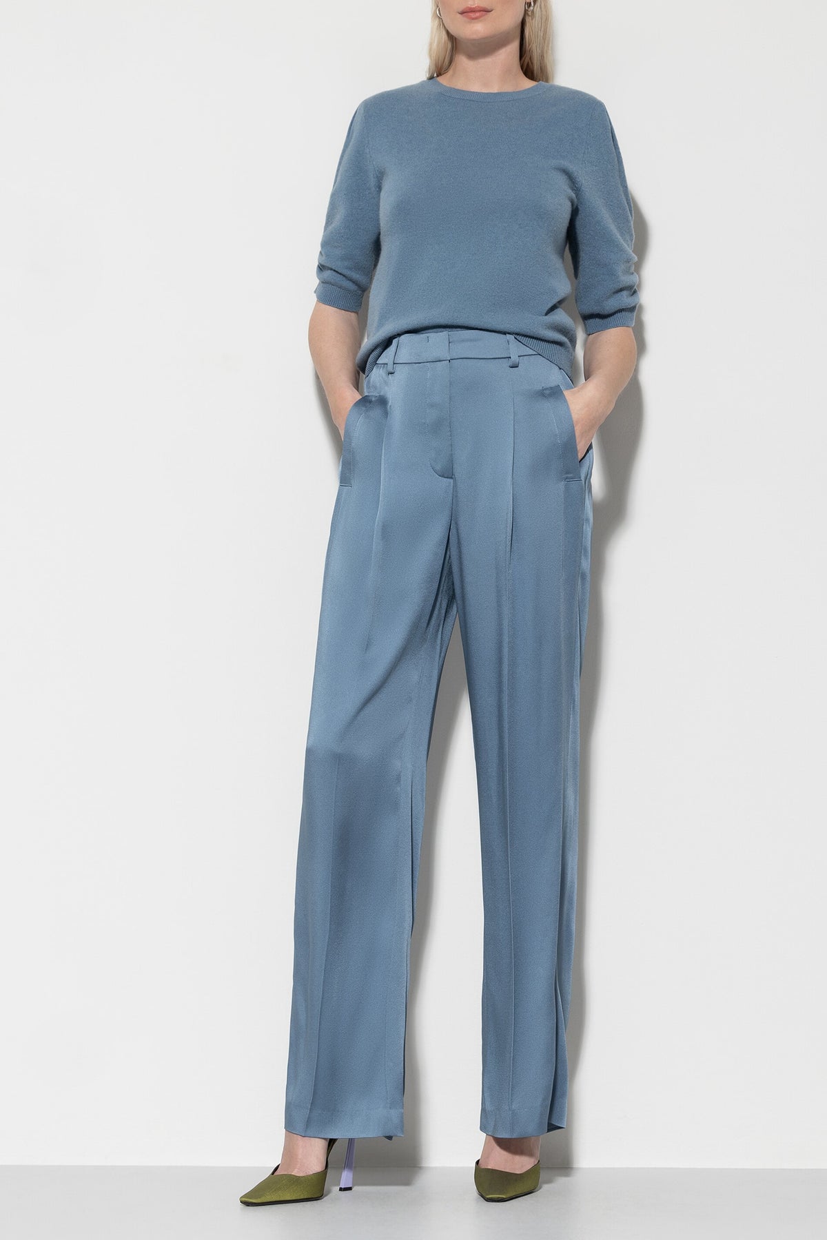 Satin-Wideleg-Pants - smoky blue - lange Version | Model Front