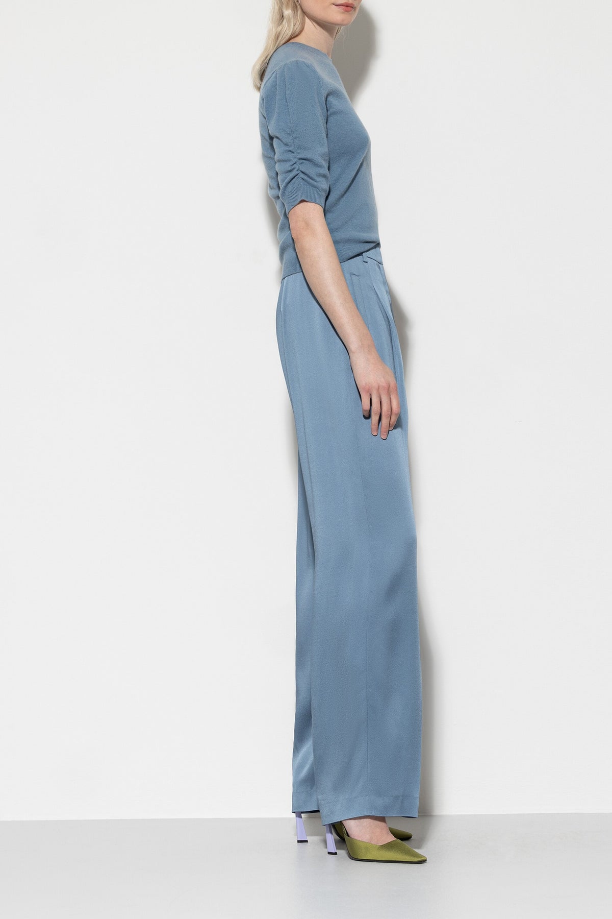 Satin-Wideleg-Pants - smoky blue - lange Version | Model Seite
