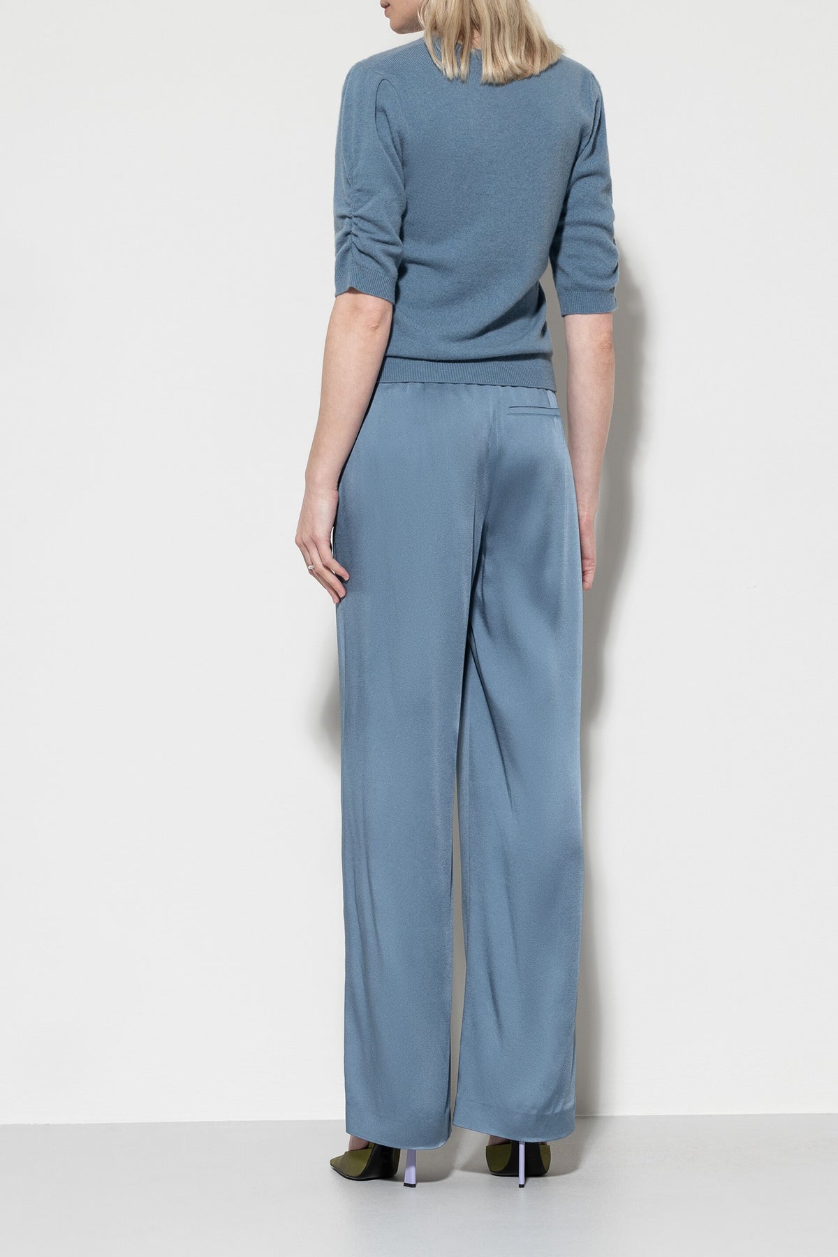 Satin-Wideleg-Pants - smoky blue - lange Version | Model Rück