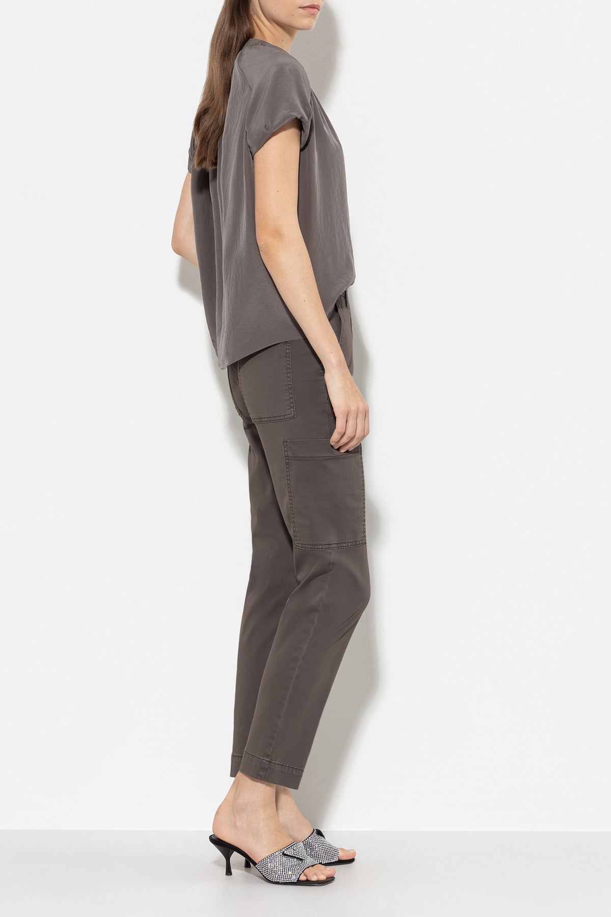 High-Stretch-Tapered-Denim - taupe - Standard | Model Seite
