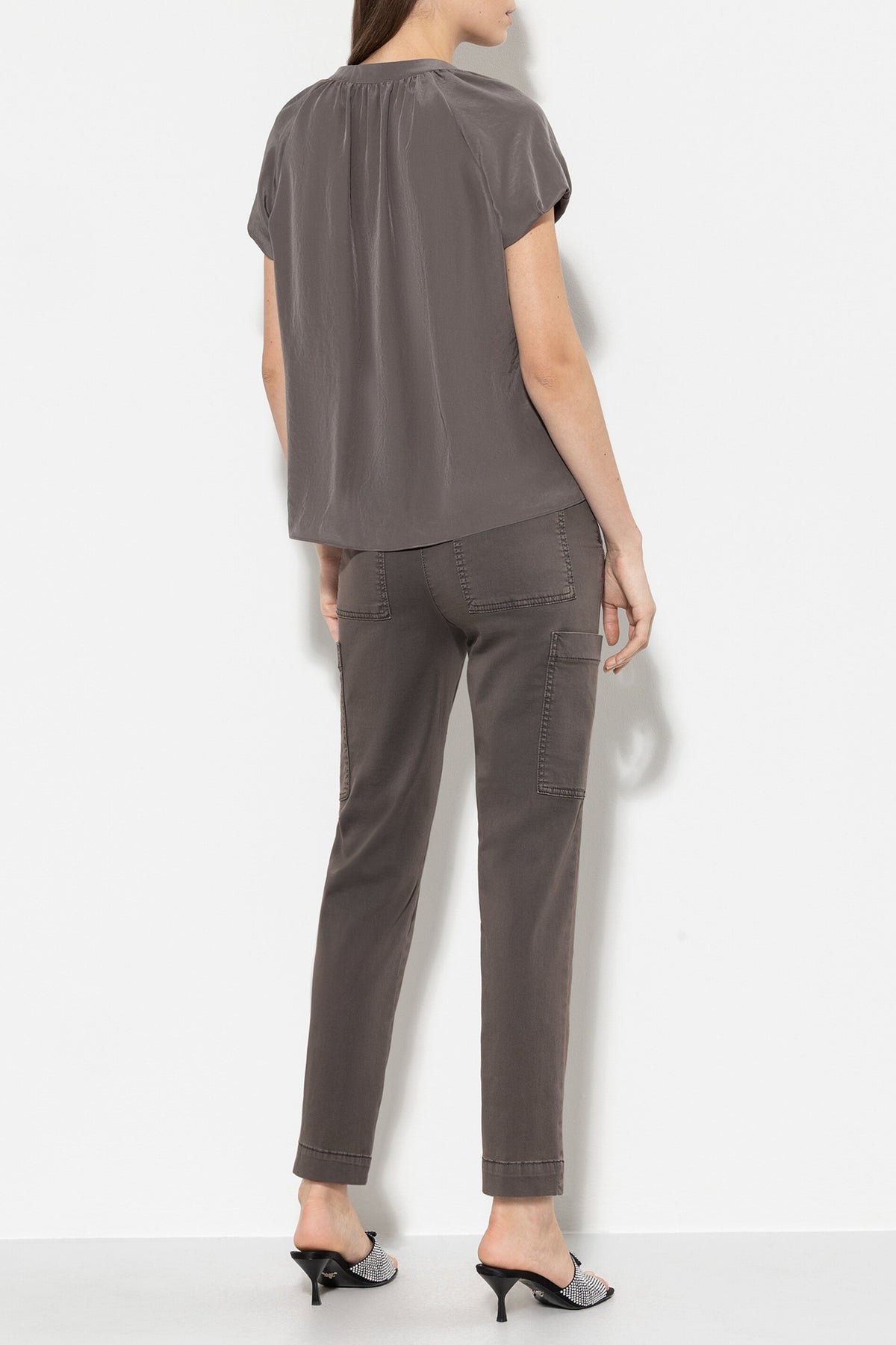 High-Stretch-Tapered-Denim - taupe - Standard | Model Rück