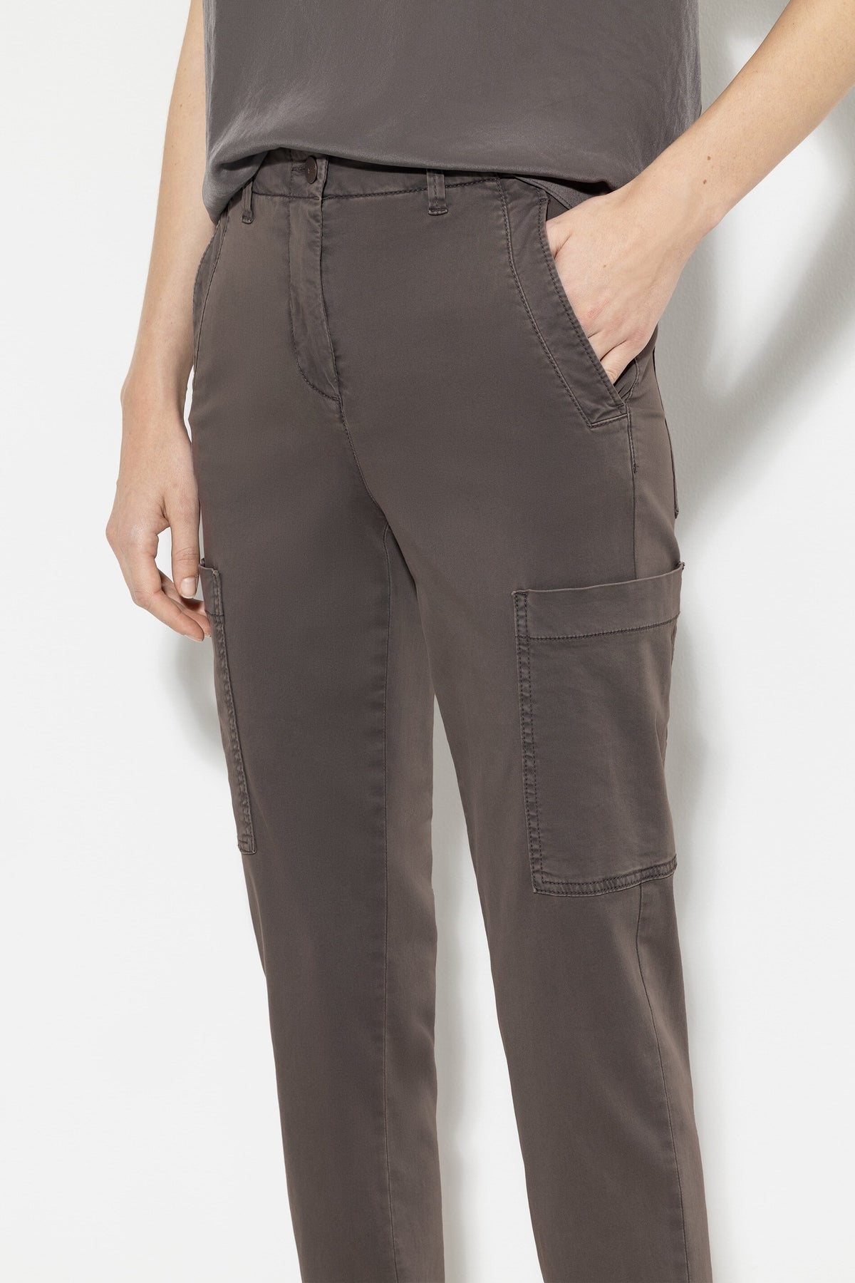 High-Stretch-Tapered-Denim - taupe - Standard | Model Detail