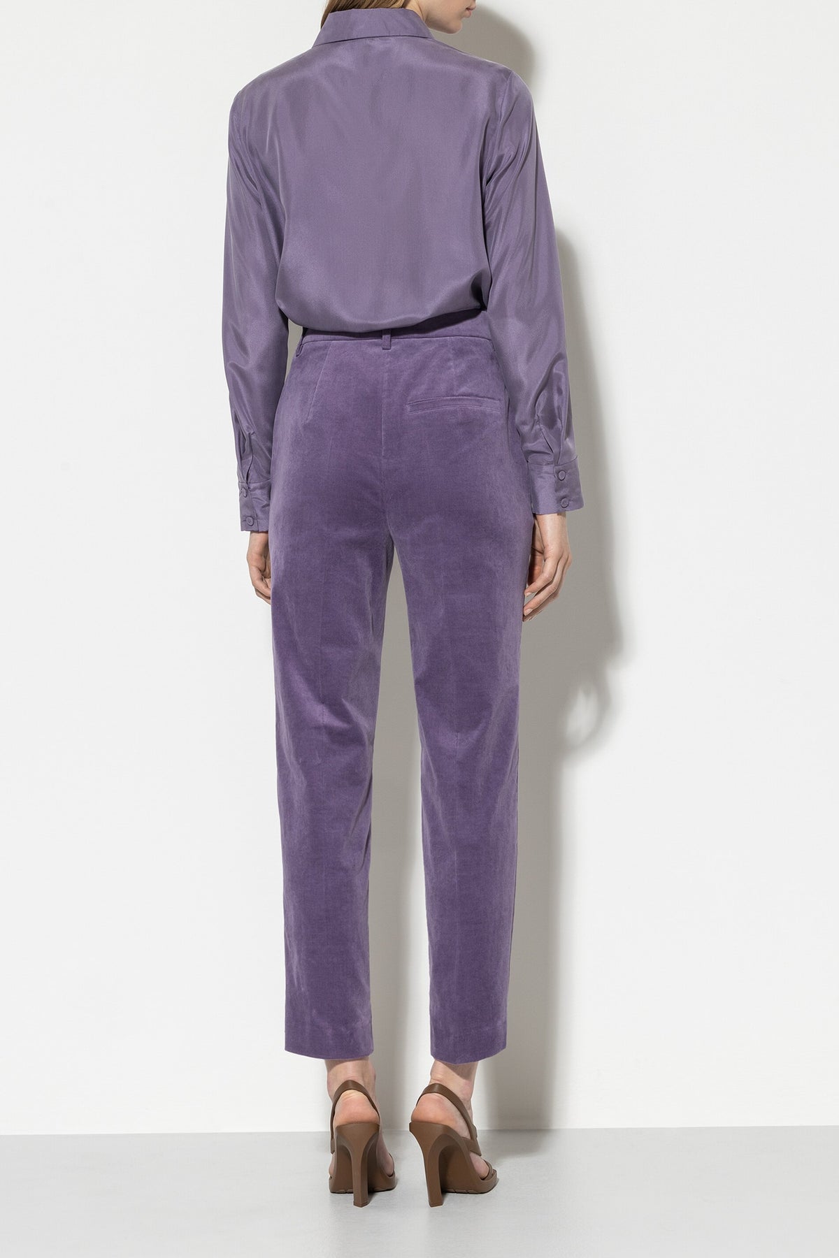 Tapered-Velvet-Pants - mauve - Standard | Model Rück