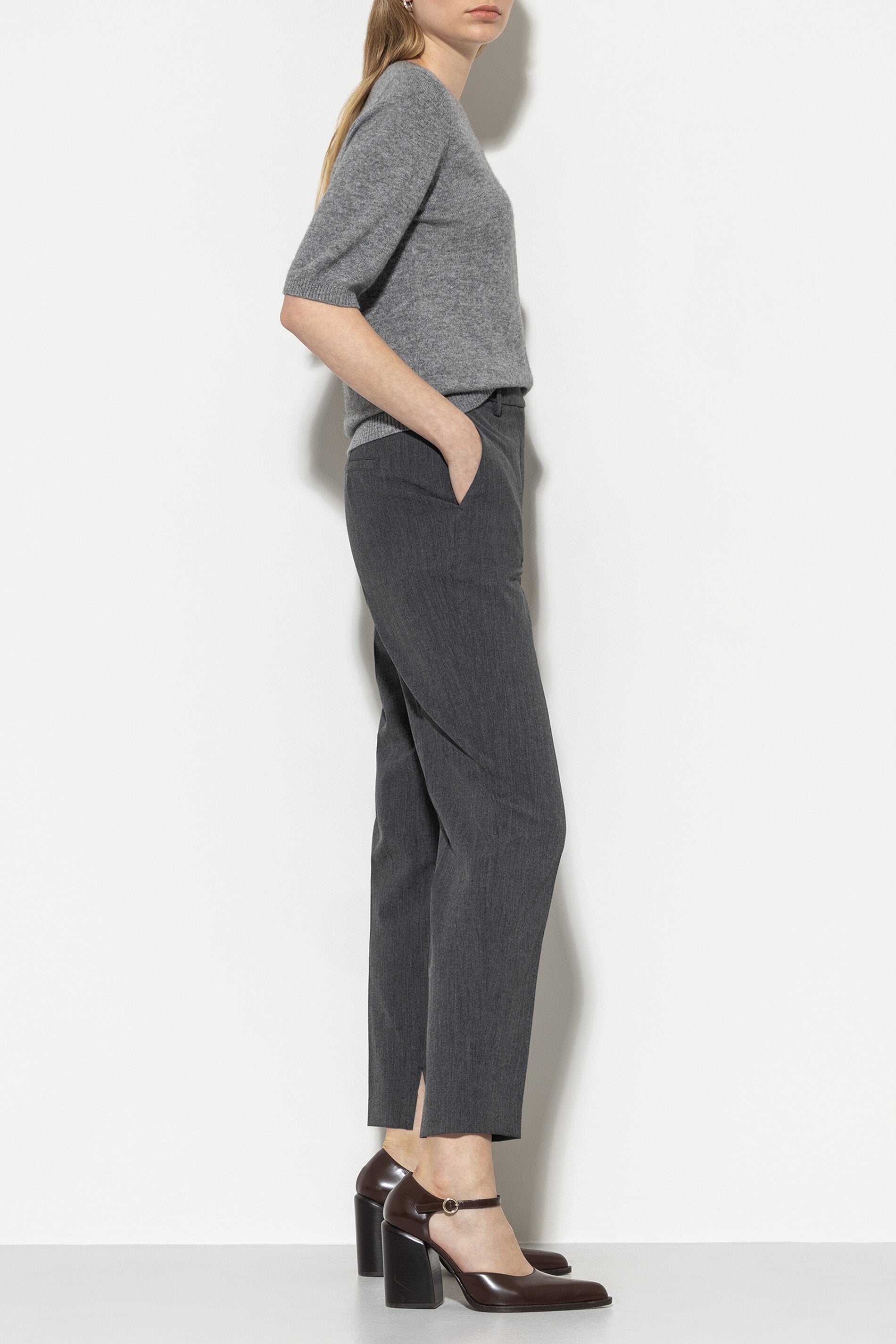 Tapered-Pants aus Kaschmir-Mix - dark grey melange - Standard | Model Seite