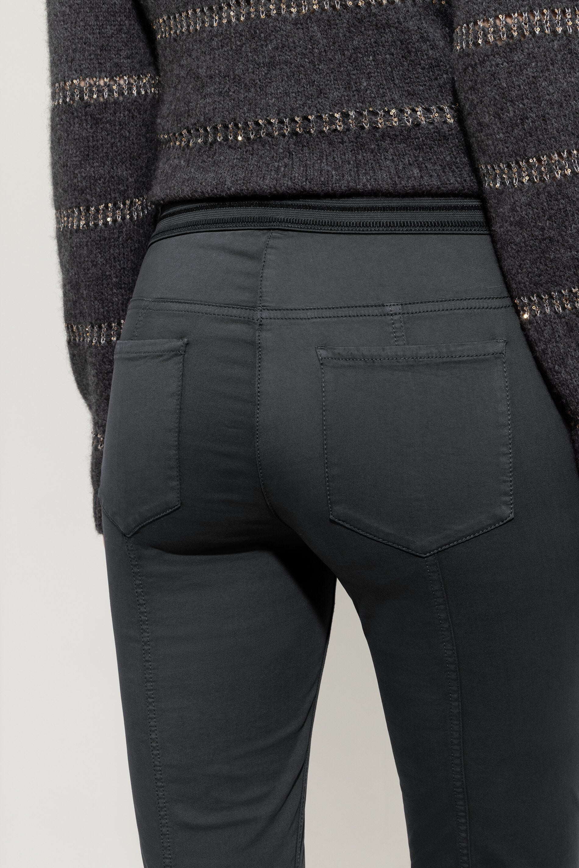 High-Stretch-Colour-Denim - urban grey - Standard | Model Detail