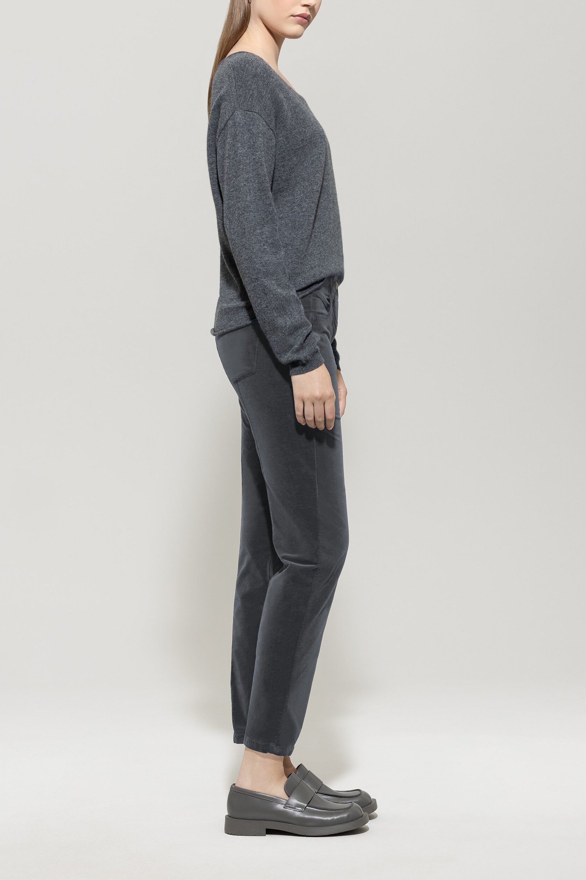 Skinny-Velvet-Pants - urban grey - Standard | Model Seite