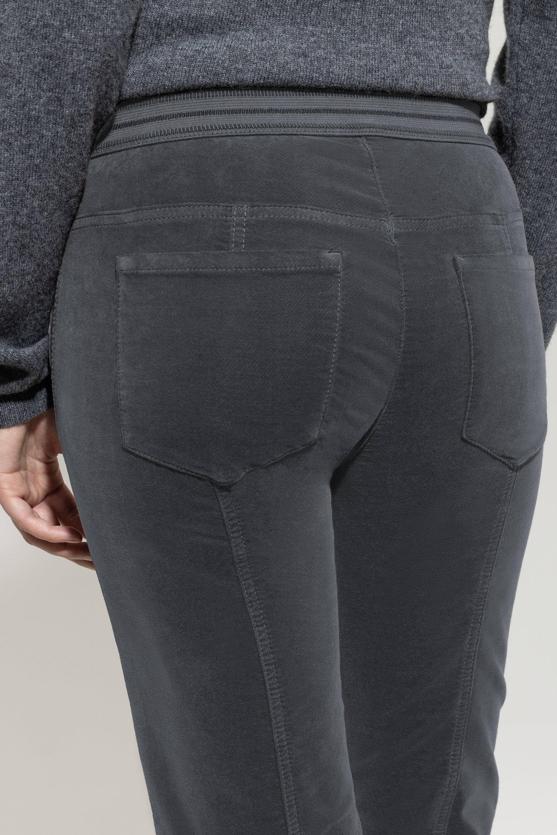 Skinny-Velvet-Pants - urban grey - Standard | Model Detail