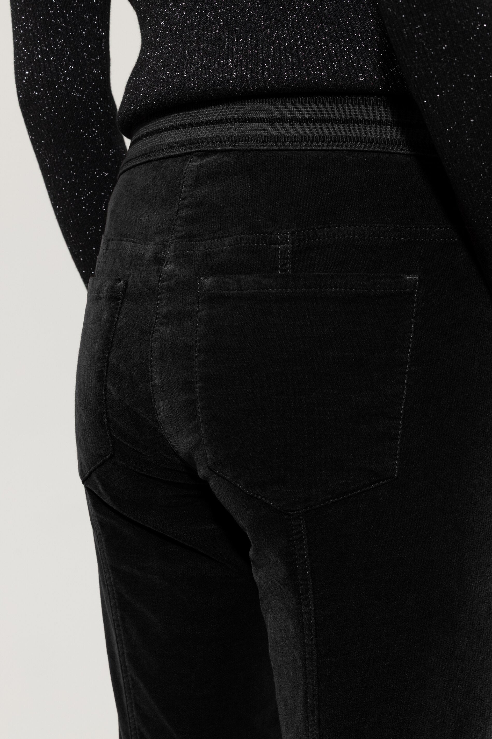 Skinny-Velvet-Pants - deep black - Standard | Model Detail