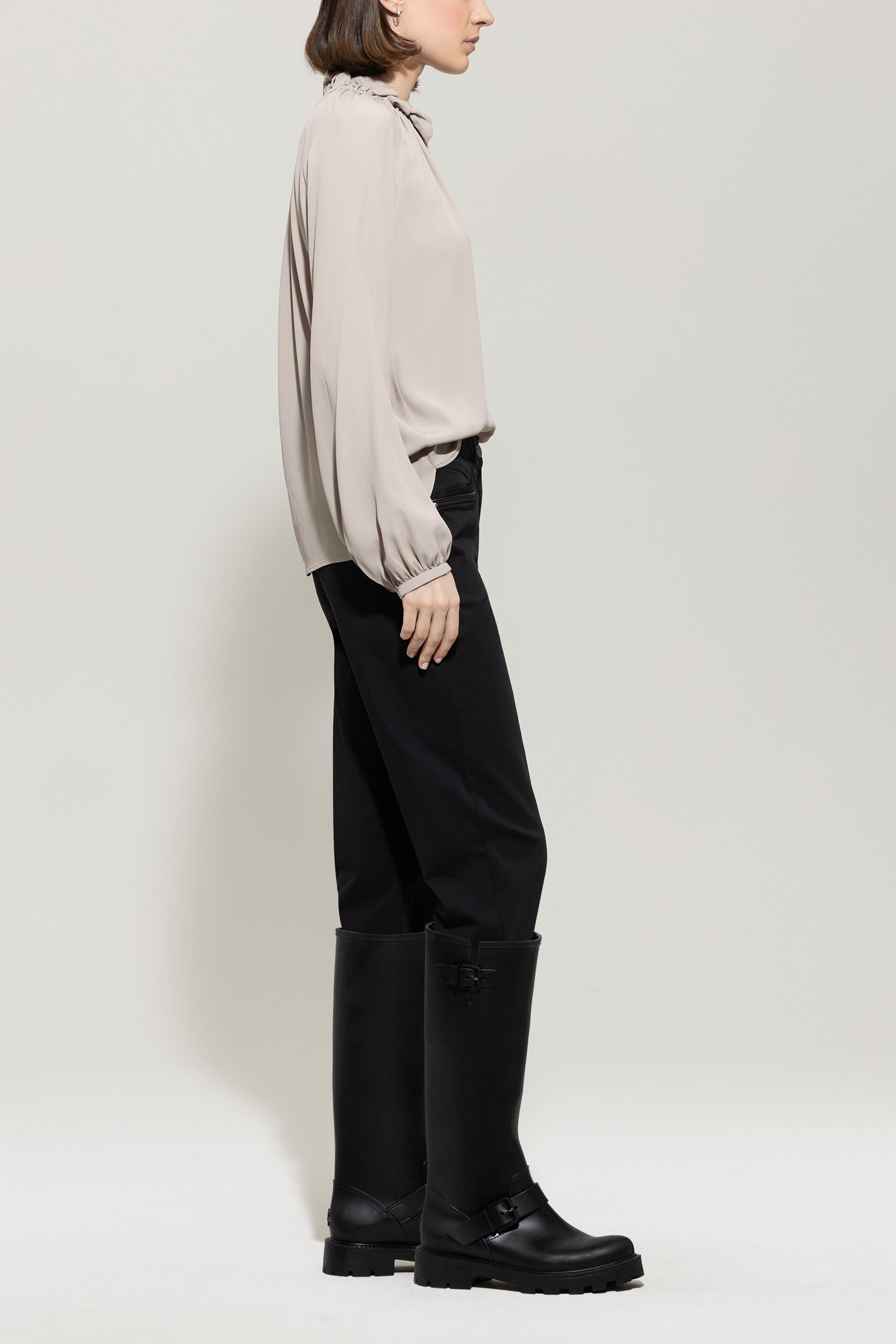 High-Stretch-Tapered-Denim - deep black - Standard | Model Seite