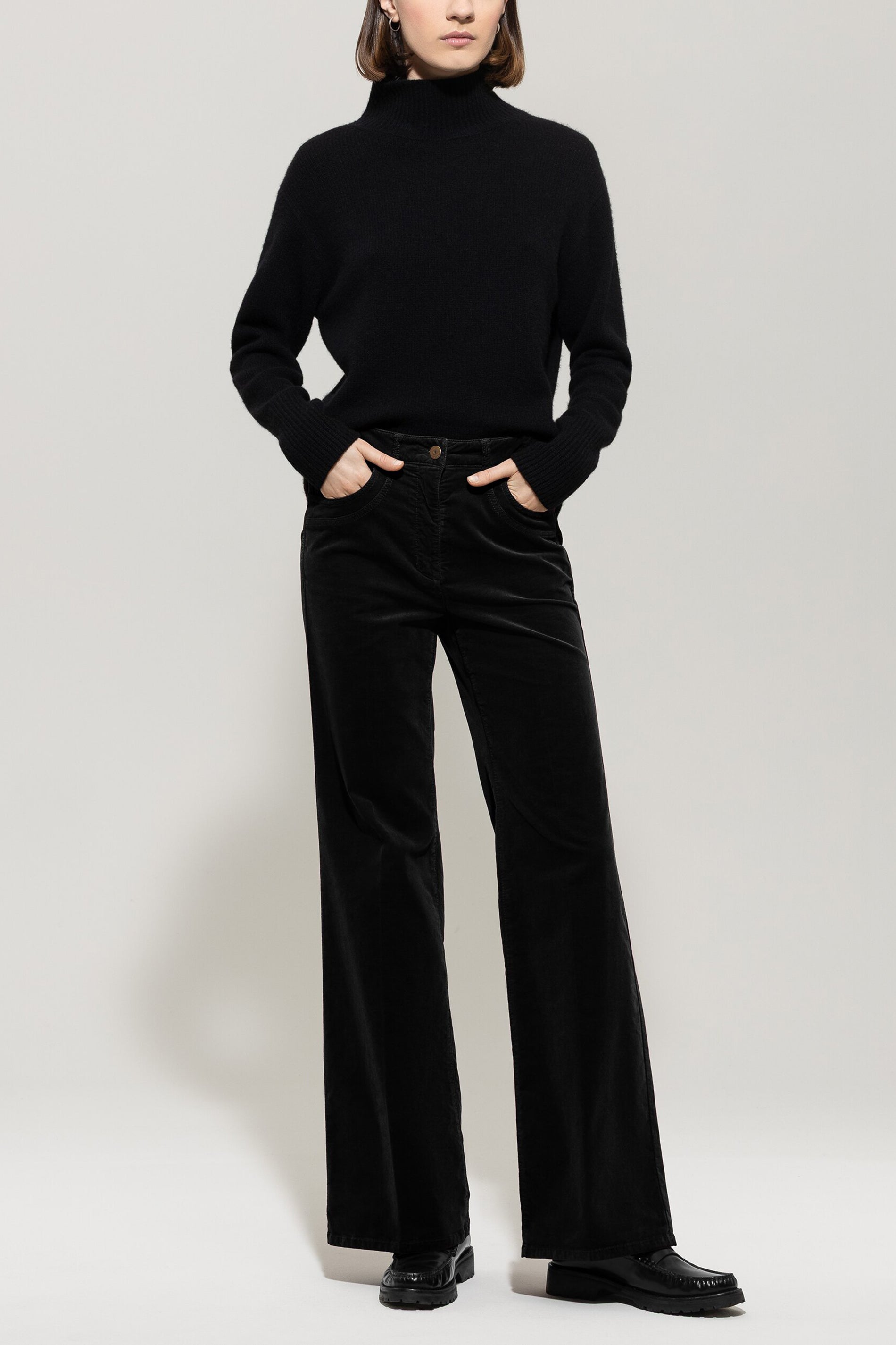 Bootcut-Samt-Pants - deep black - Standard | Model Front