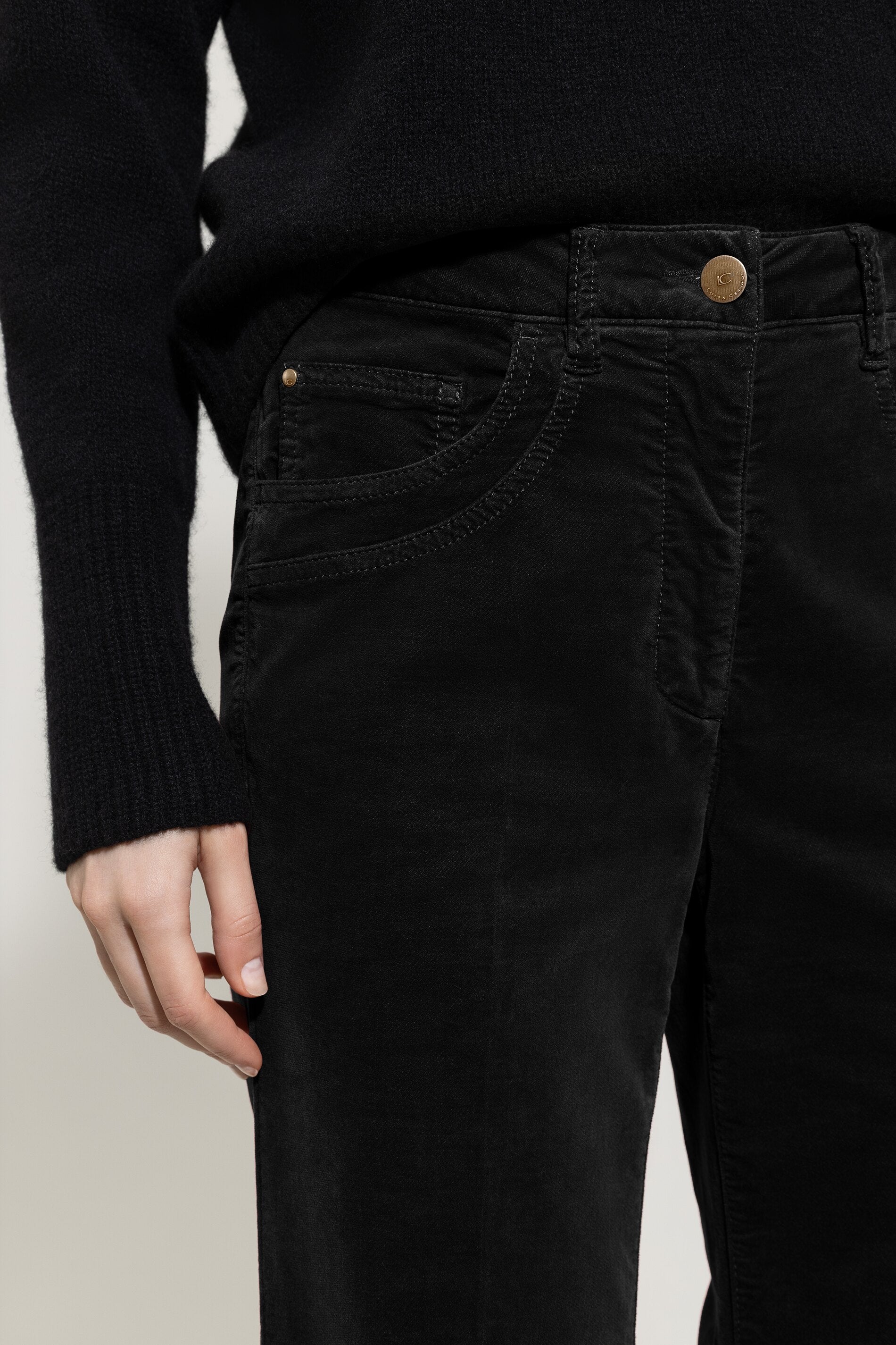 Bootcut-Samt-Pants - deep black - Standard | Model Detail