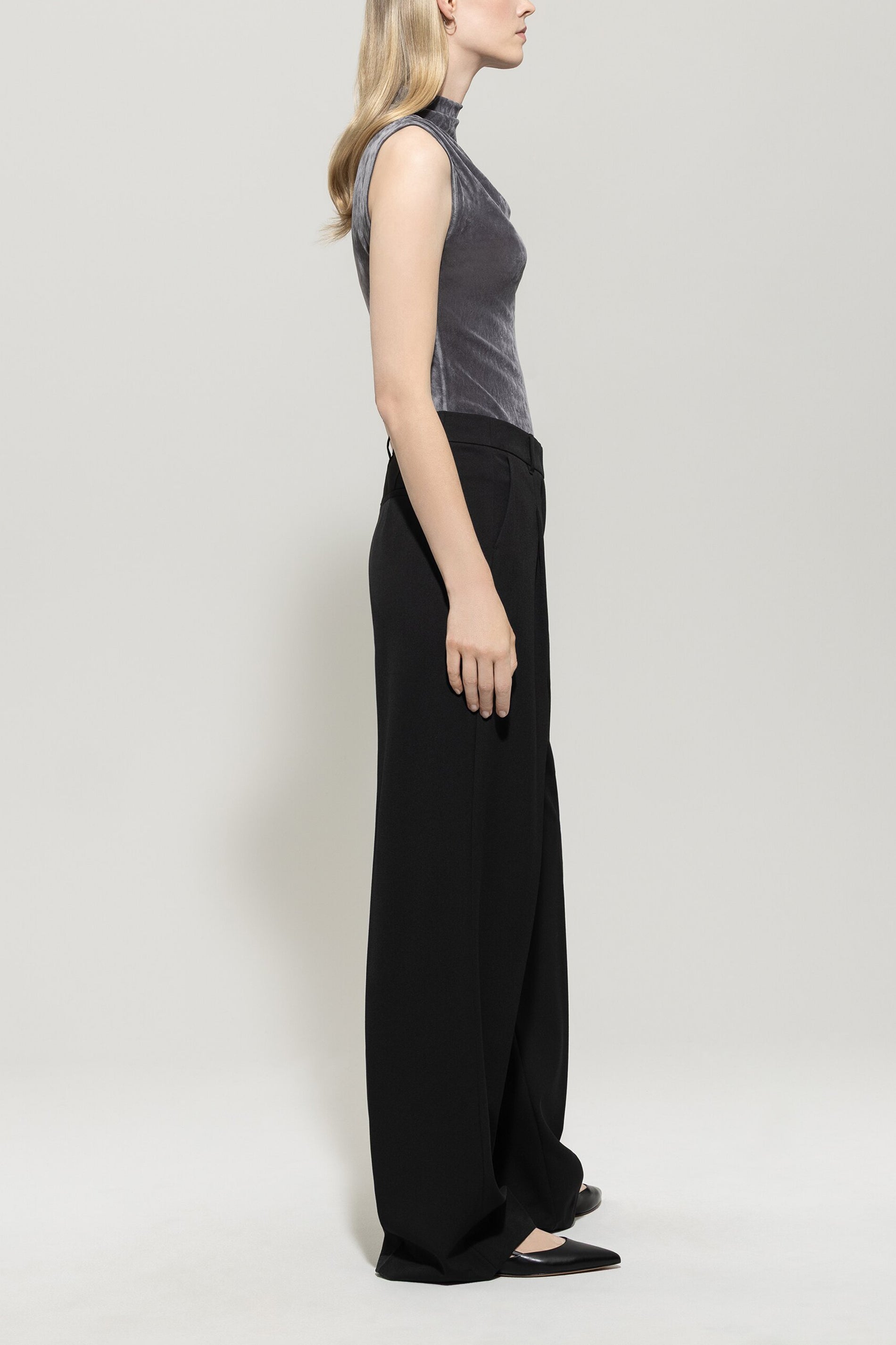 Wideleg-Pants mit Bundfalten - deep black - Standard | Model Seite