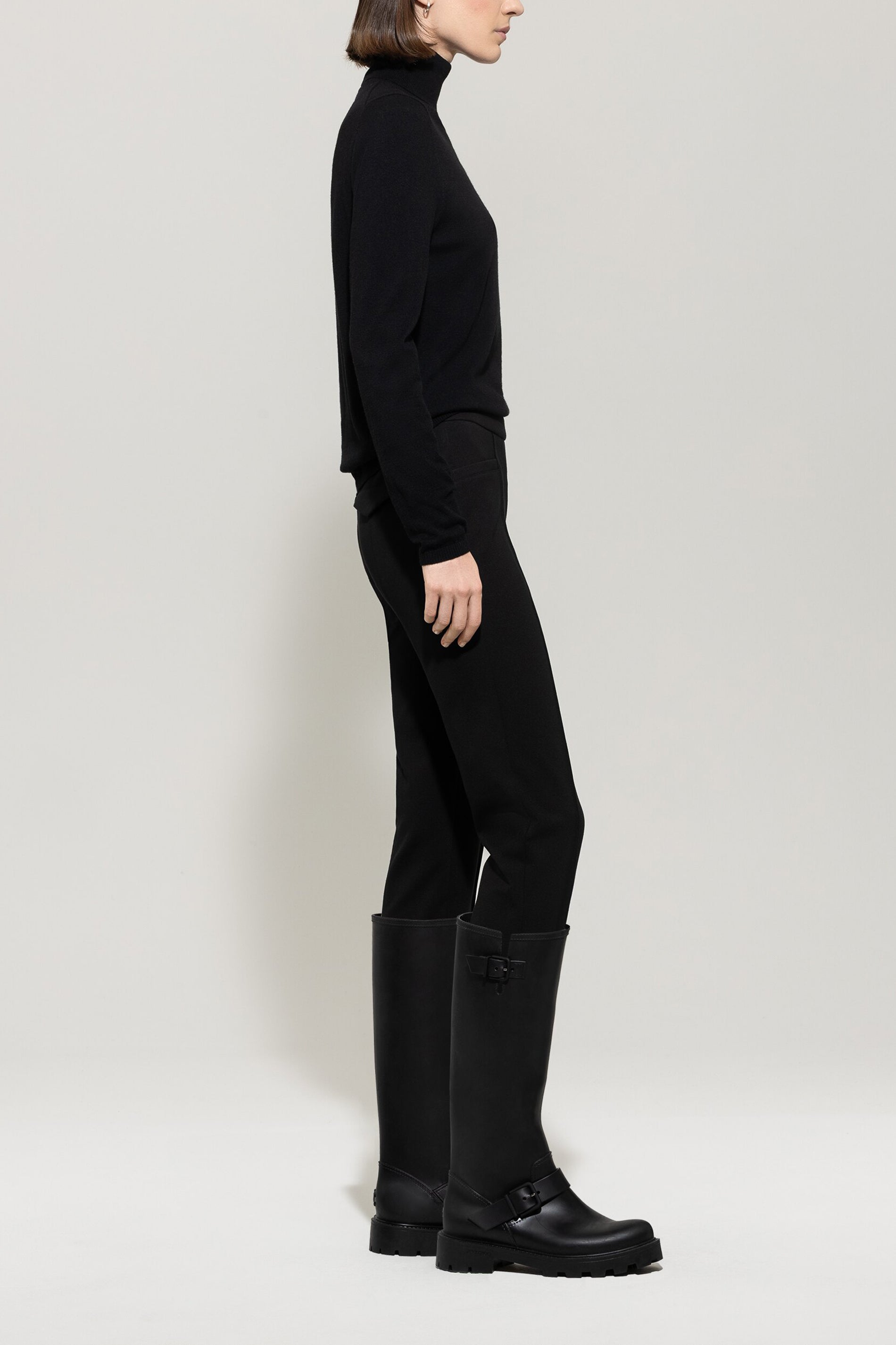 Joggpants aus Punto-Milano - deep black - Standard | Model Seite