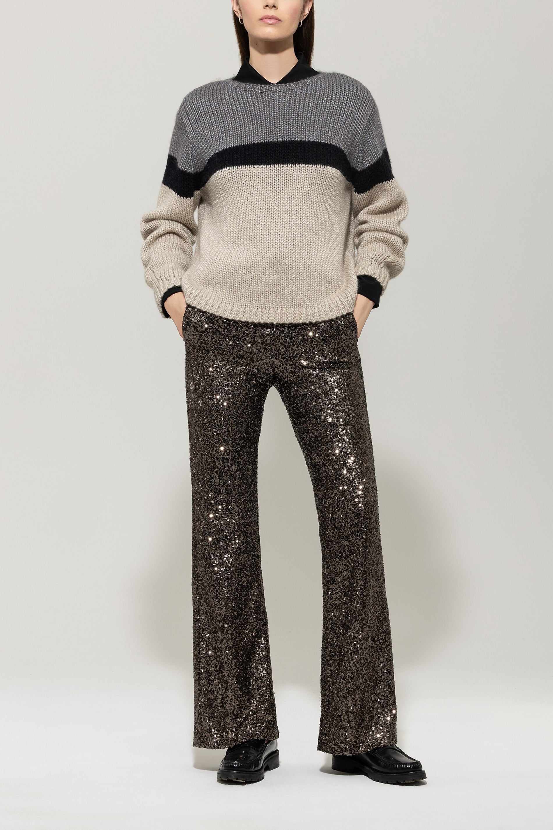 Flared-Pants mit Pailletten - urban grey - Standard | Model Front