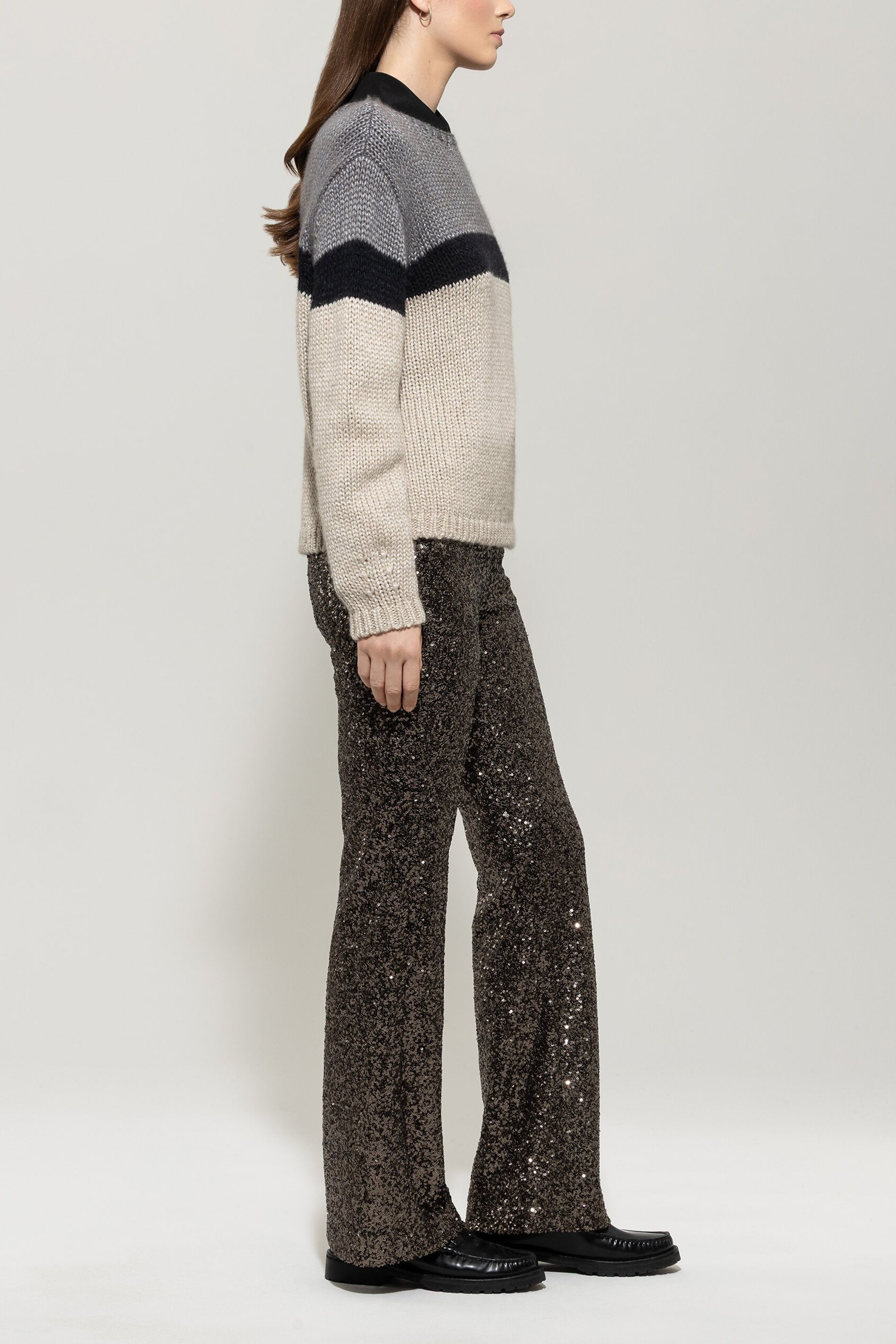 Flared-Pants mit Pailletten - urban grey - Standard | Model Seite